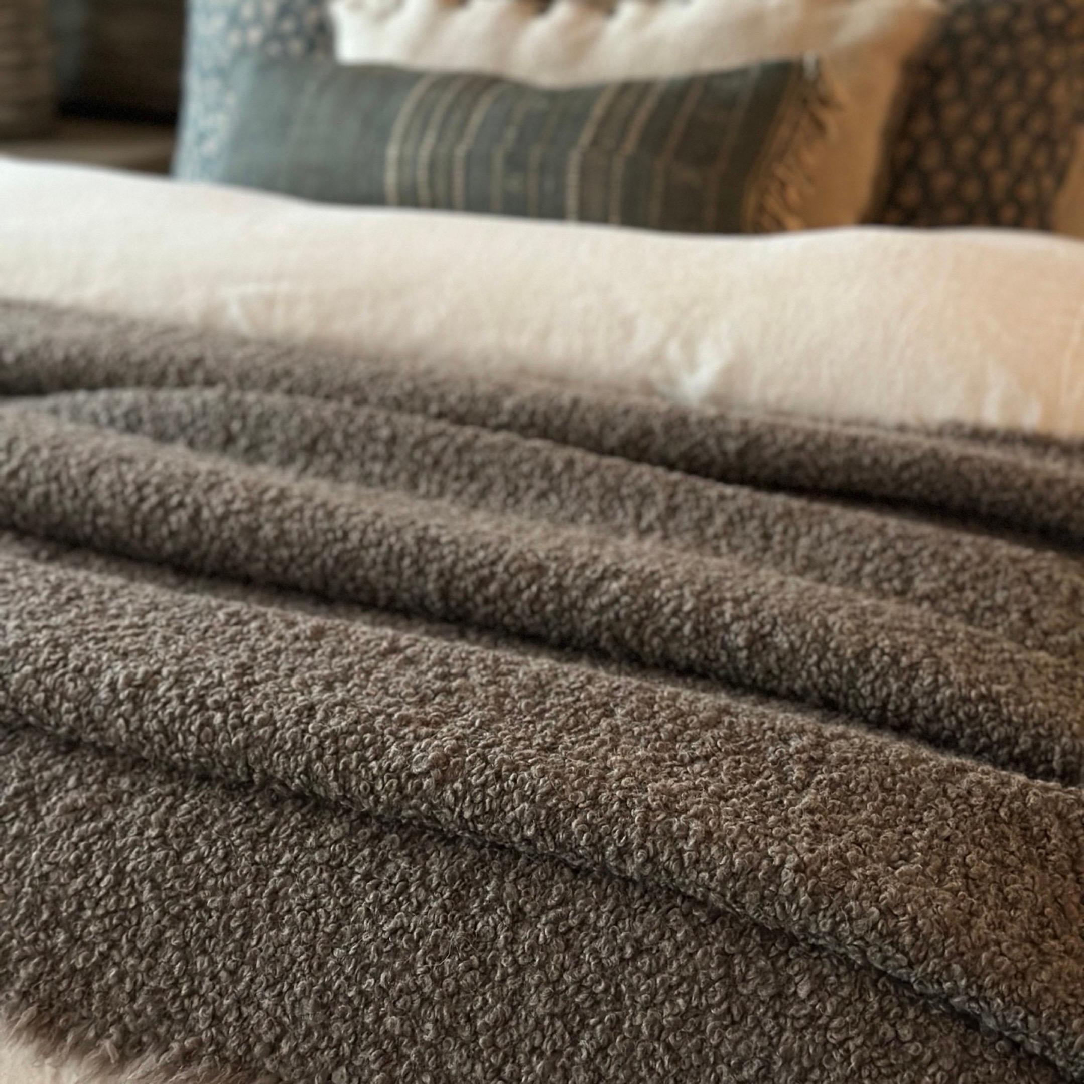 In Belgien mit traditionellen Webtechniken gewebte, schwere Decke aus einem unglaublich voluminösen und luxuriösen Alpaka/Wolle-Boucle. Diese Decke ist der Inbegriff von Wärme und Komfort.

MATERIAL: Baumwolle 11% , Alpaka-Wolle 45%, Wolle