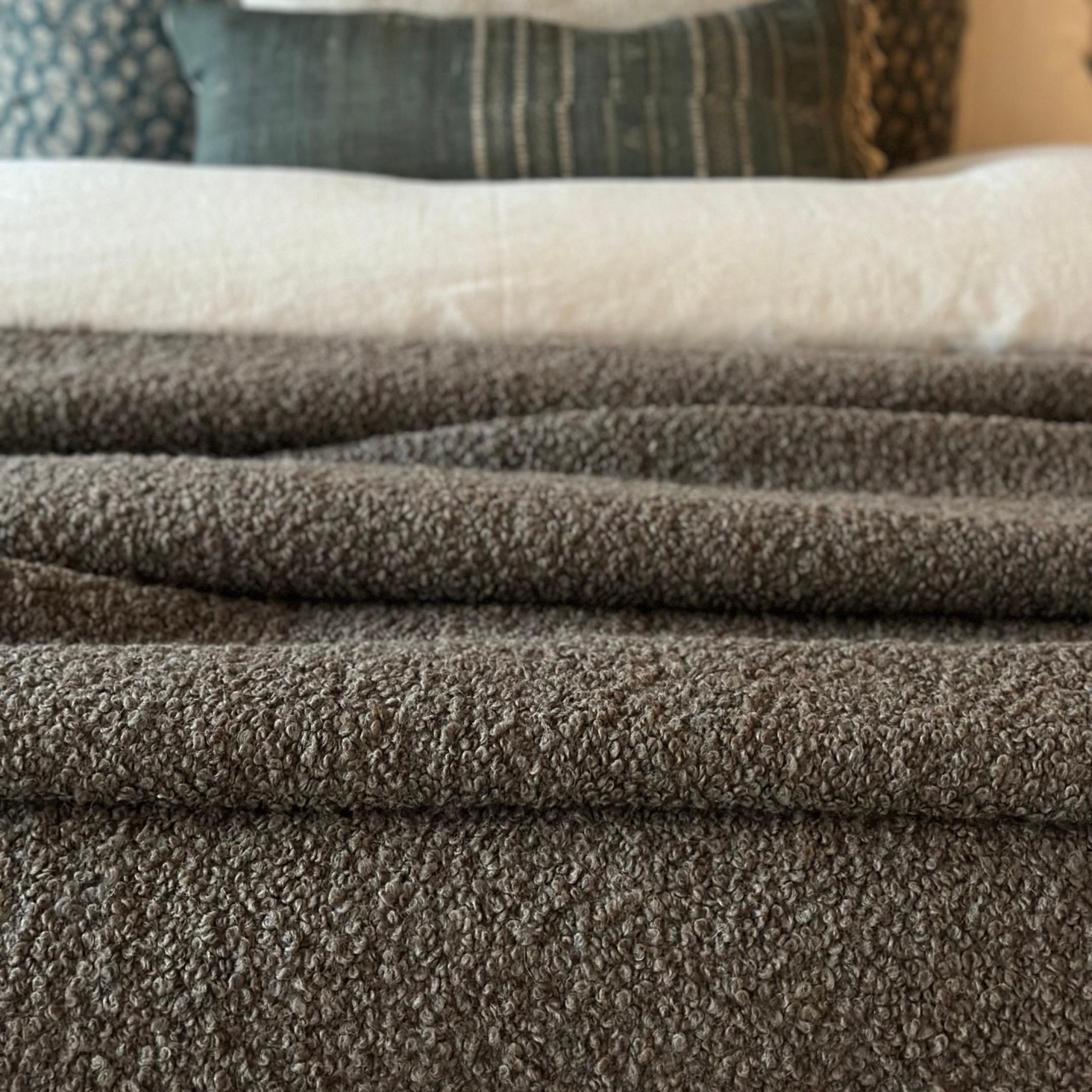 Belgische Woll-Baumwoll-Bouclé-Decke im Zustand „Neu“ im Angebot in Brea, CA