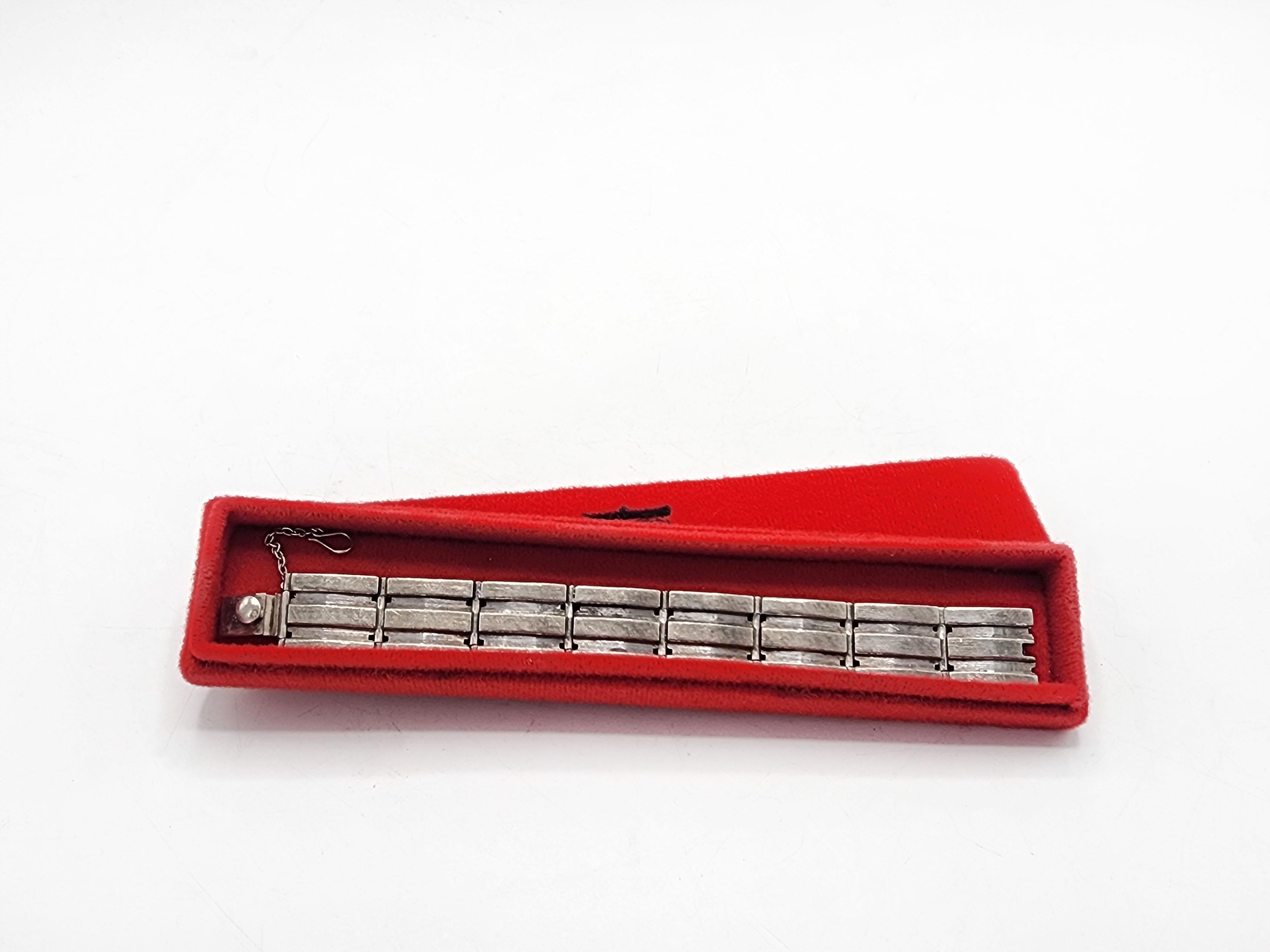 Belgiorno 900 Silver Designer Bracelet
This dazzling Belgiorno bracelet, crafted in 900 silver, is an ode to minimalist elegance. Its rectangular links, with a subtle satin finish, harmoniously intertwine to create a timeless and sophisticated
