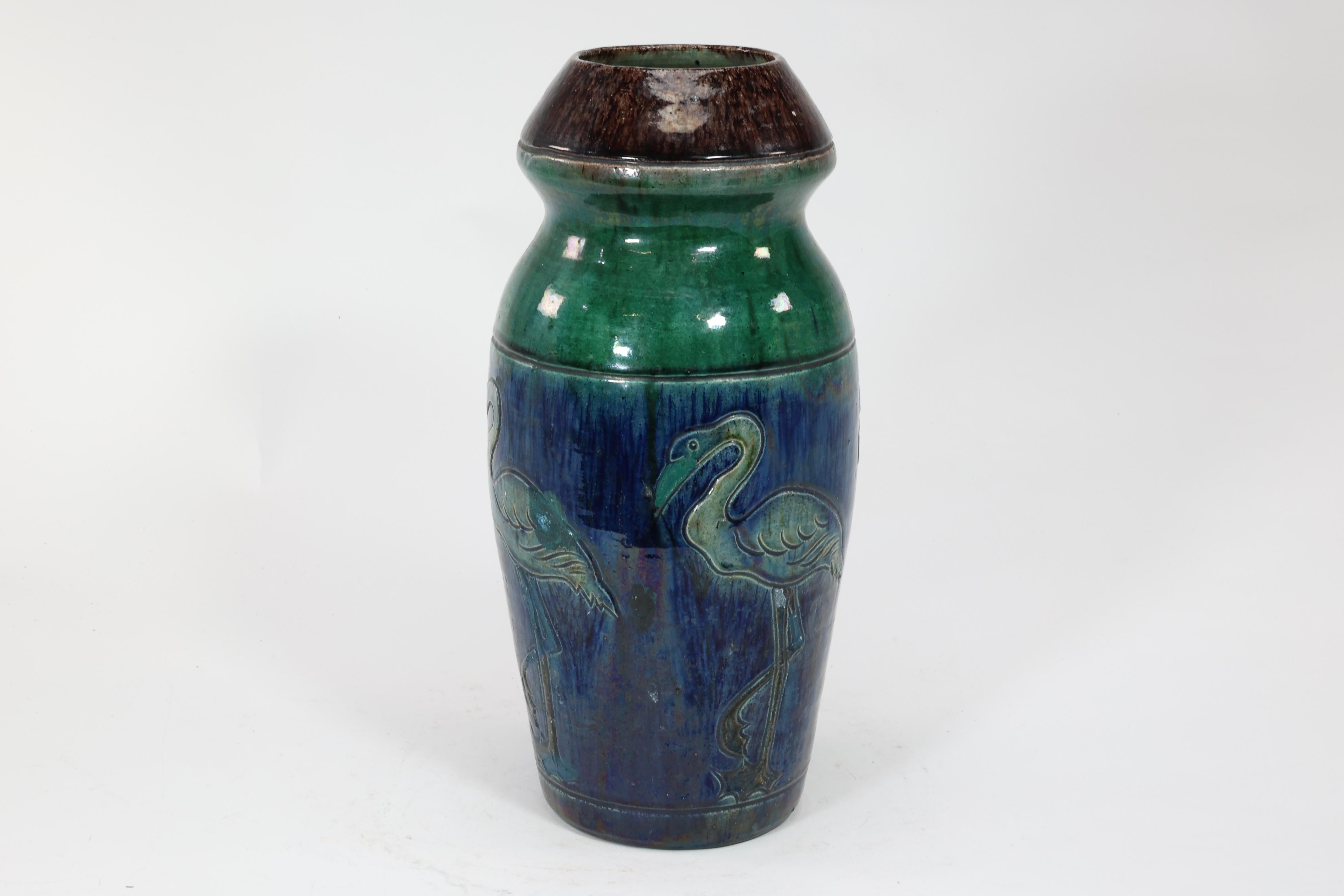 Belgien Kunsttöpferei. Hohe Keramikvase im Arts-and-Crafts-Stil mit fünf Flamingos in gesprenkelter grüner und blauer Glasur.
