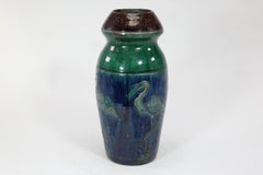 Poterie d'art belge. Grand vase Arts & Crafts décoré de 5 flamants