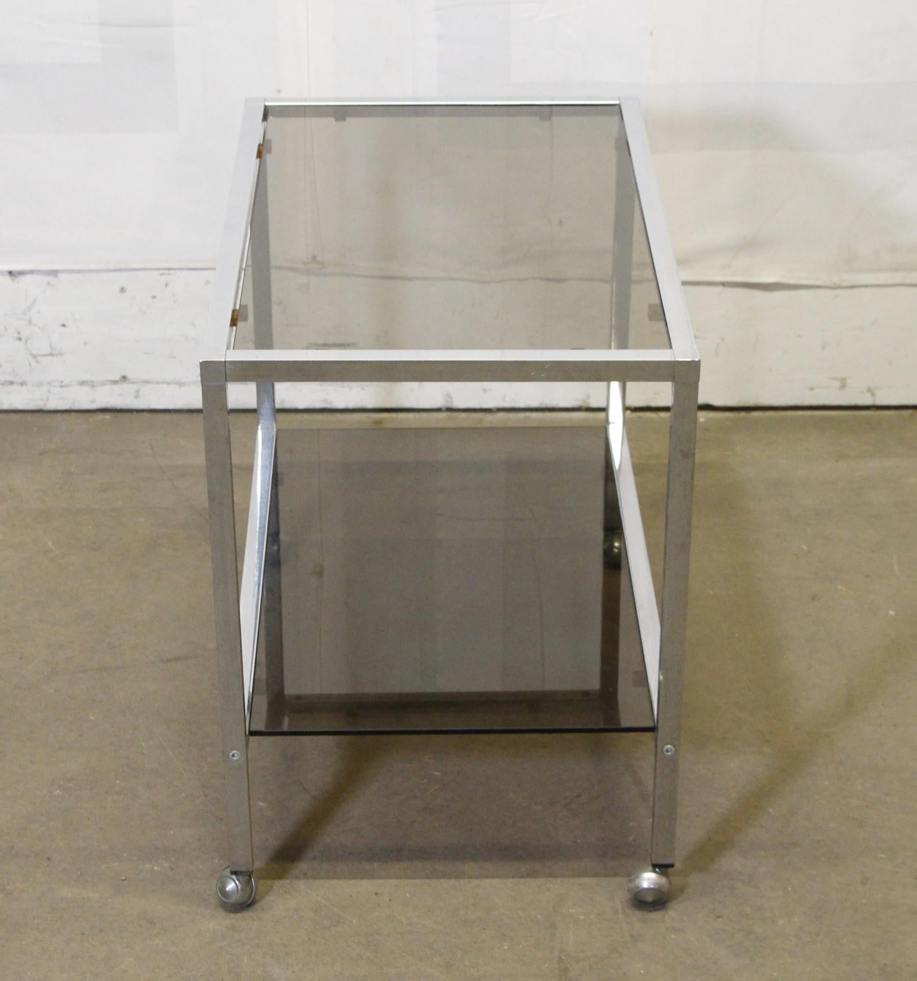 Belgo Chrome Mid-Century Modern Steel Bar Cart w/ Smoked Glass Shelves im Zustand „Gut“ in New York, NY