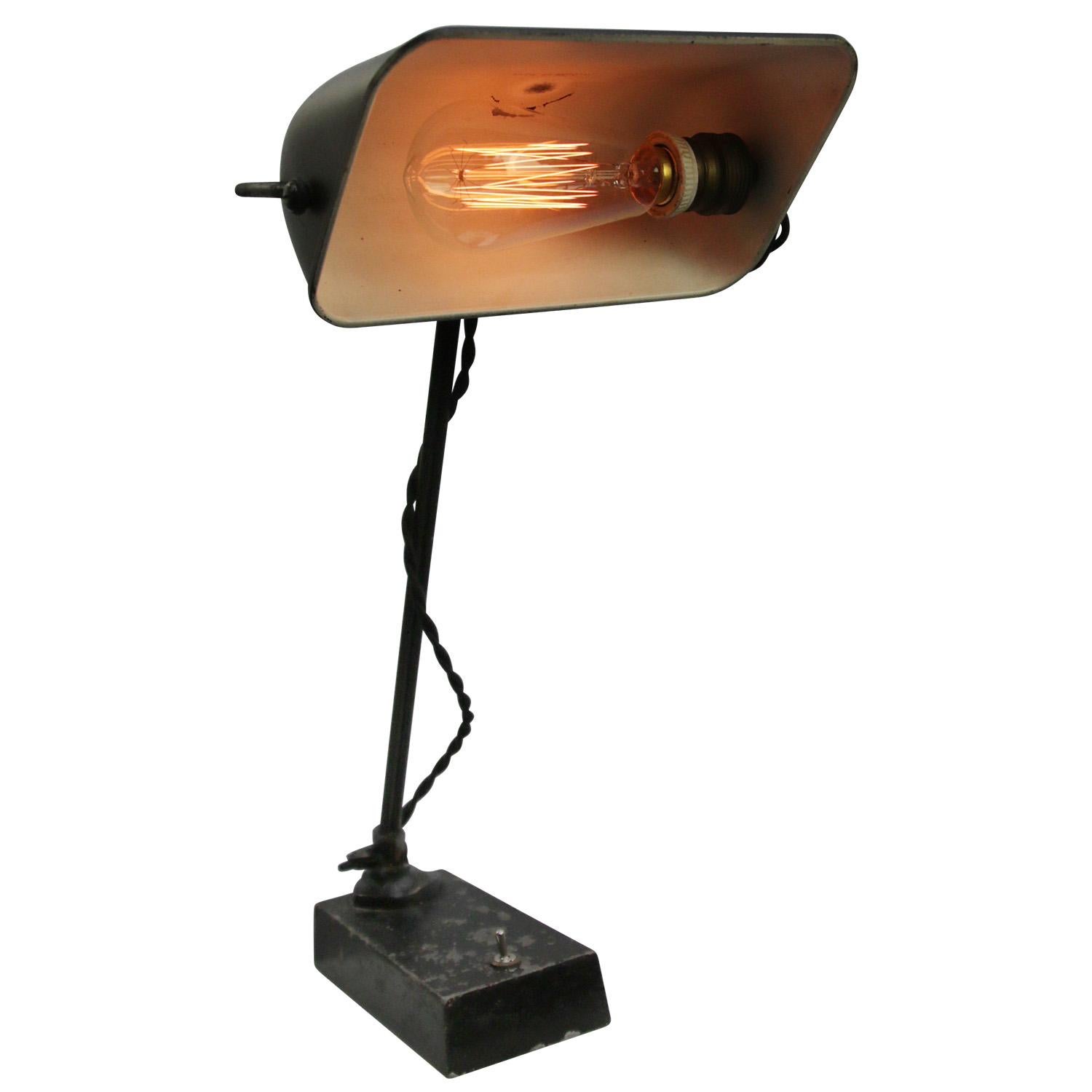 Belgian black Bakelite desk light by Erpe
2,5 meter black cotton flex, plug and switch in base

Also available with US/UK plug

Weight: 2.10 kg / 4.6 lb

Priced per individual item. All lamps have been made suitable by international standards