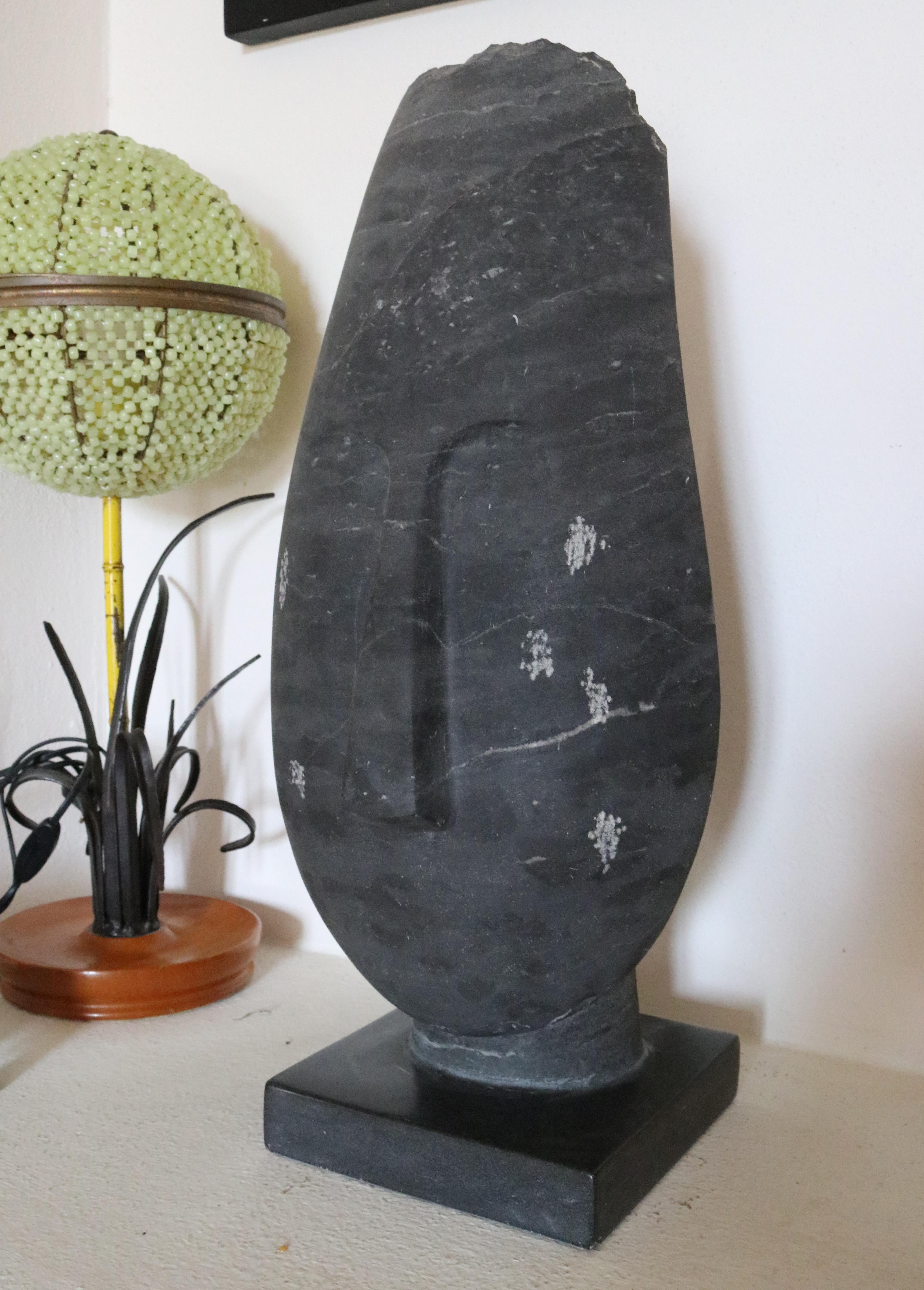 Espagnol Buste figuratif abstrait moderne en marbre noir avec base carrée, Belgique en vente