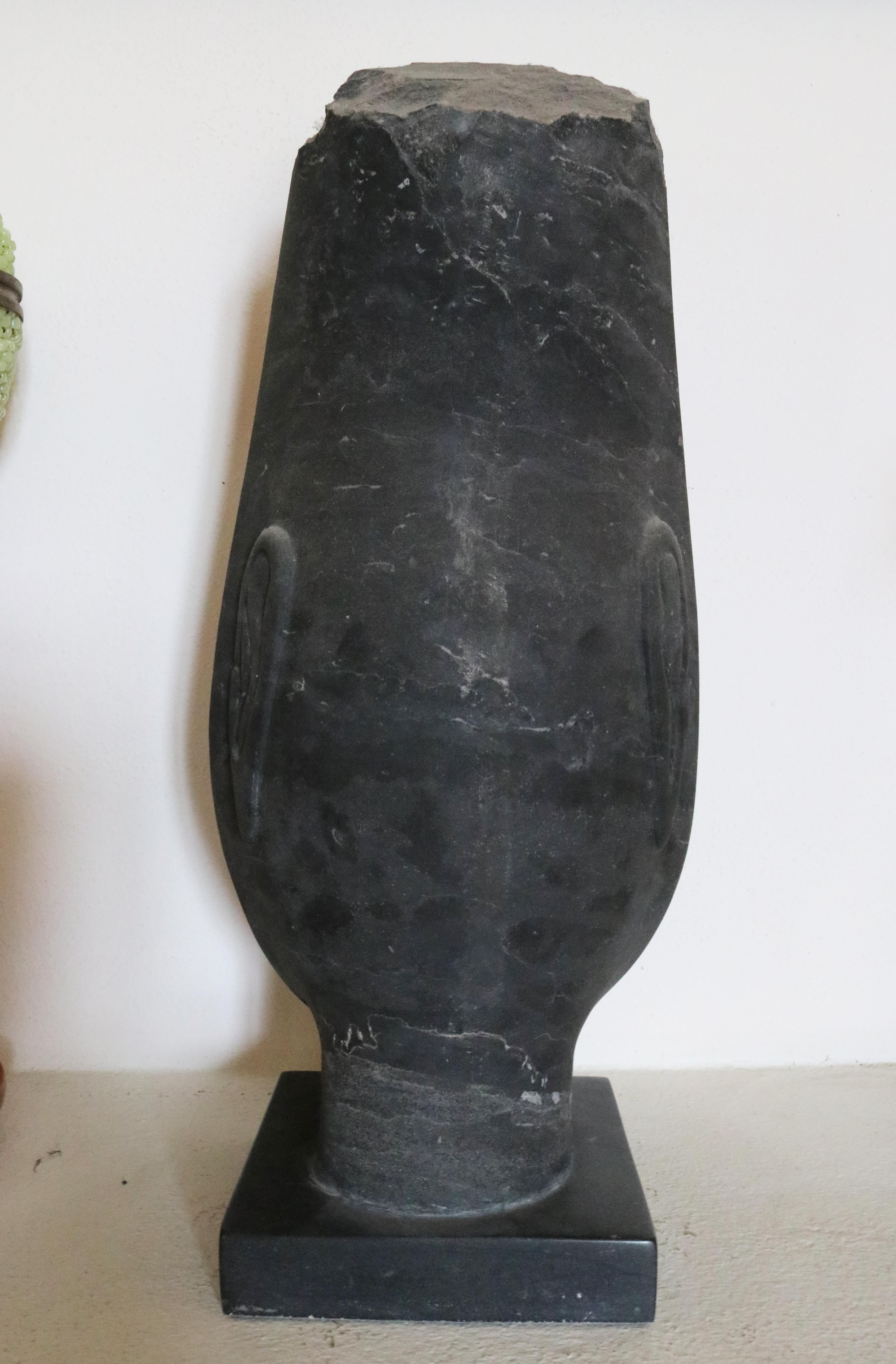 Marbre noir de Belgique Buste figuratif abstrait moderne en marbre noir avec base carrée, Belgique en vente