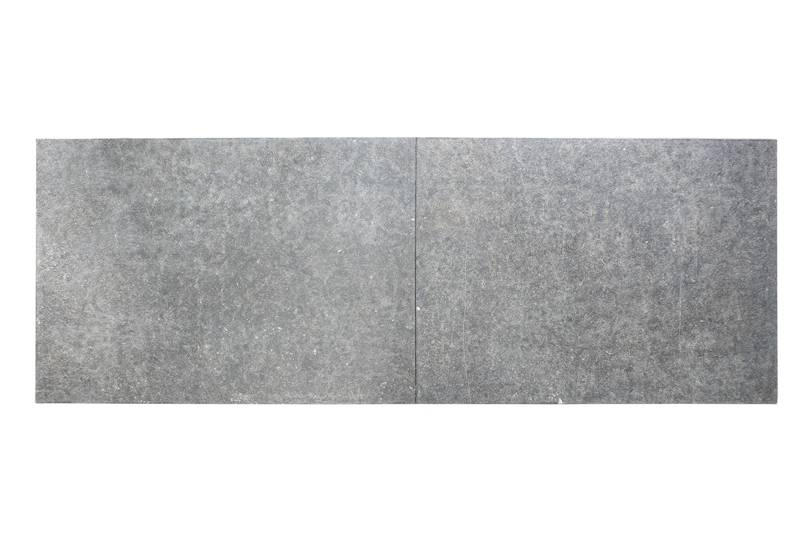 Mesa de Comedor con Tablero de Piedra Azul Bélgica y Canto Veteado y Base Troncocónica de Roble 1