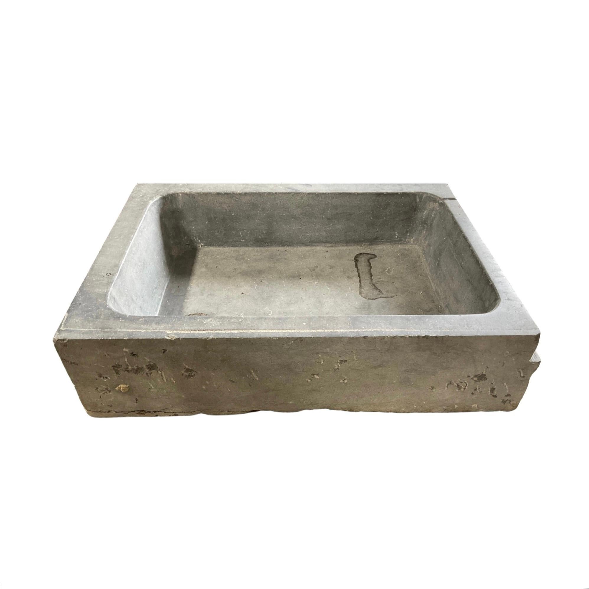 Crafted from Belgian bluestone, this classic sink from the 1880s features a predrilled hole for easy draining. Perfect for a vintage aesthetic, its timeless design will add charm to any kitchen. Originates from Belgium. 