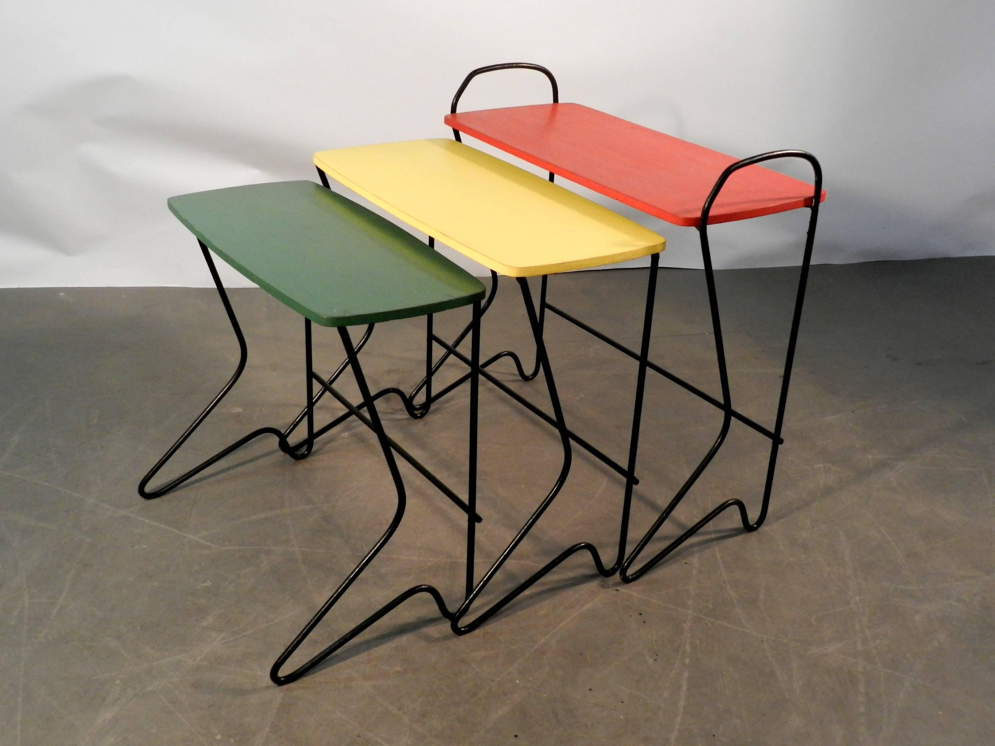 Set aus drei verschachtelten Tischen aus Metall und lackiertem Holz, belgisches Design, um 1950 (Moderne der Mitte des Jahrhunderts) im Angebot