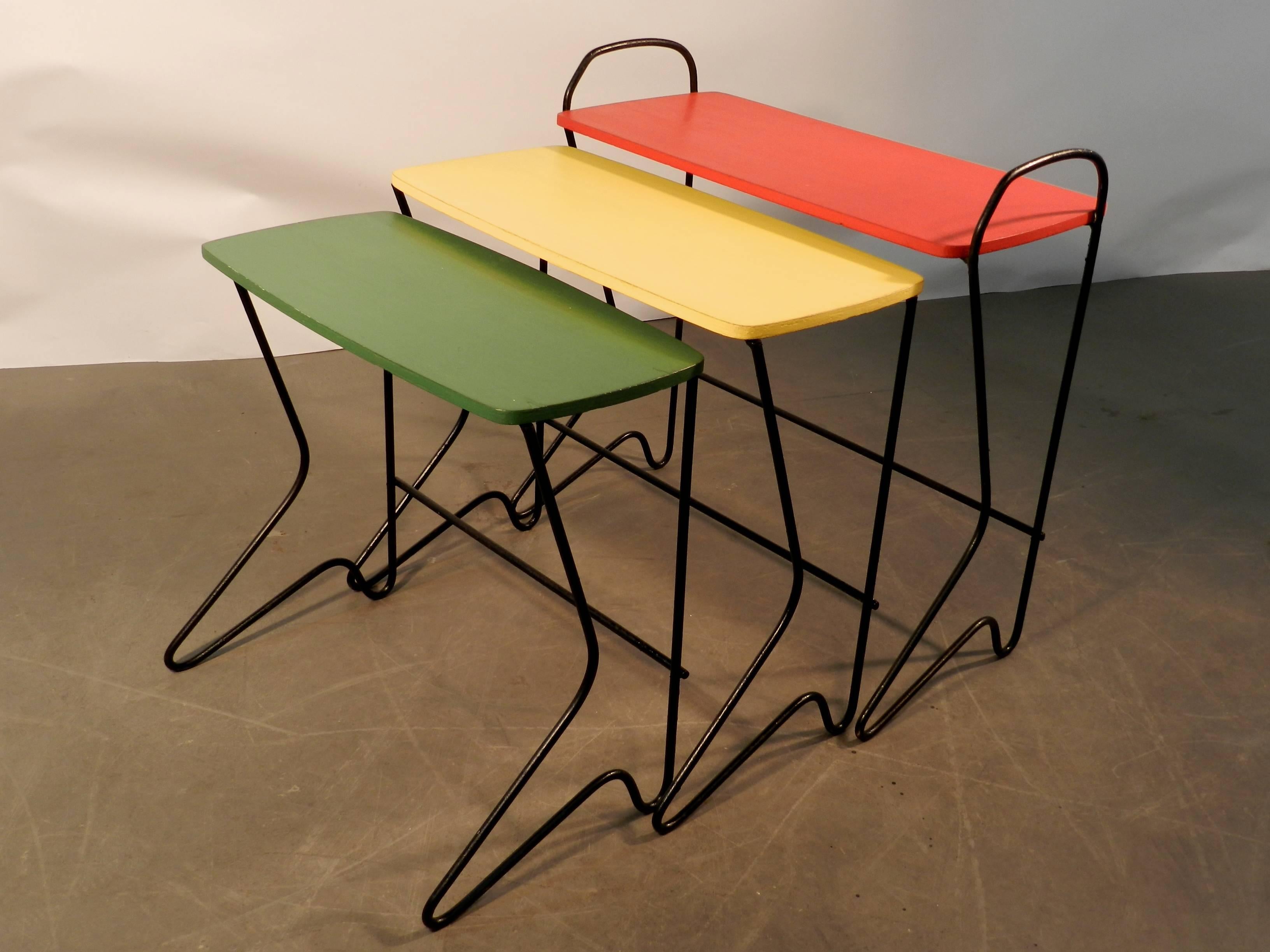 Set aus drei verschachtelten Tischen aus Metall und lackiertem Holz, belgisches Design, um 1950 im Zustand „Gut“ im Angebot in Saint-Ouen, FR