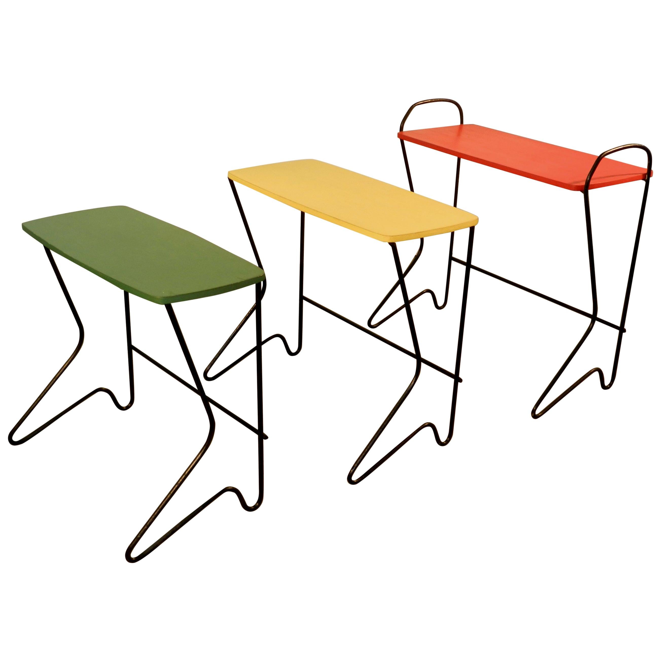 Set aus drei verschachtelten Tischen aus Metall und lackiertem Holz, belgisches Design, um 1950 im Angebot