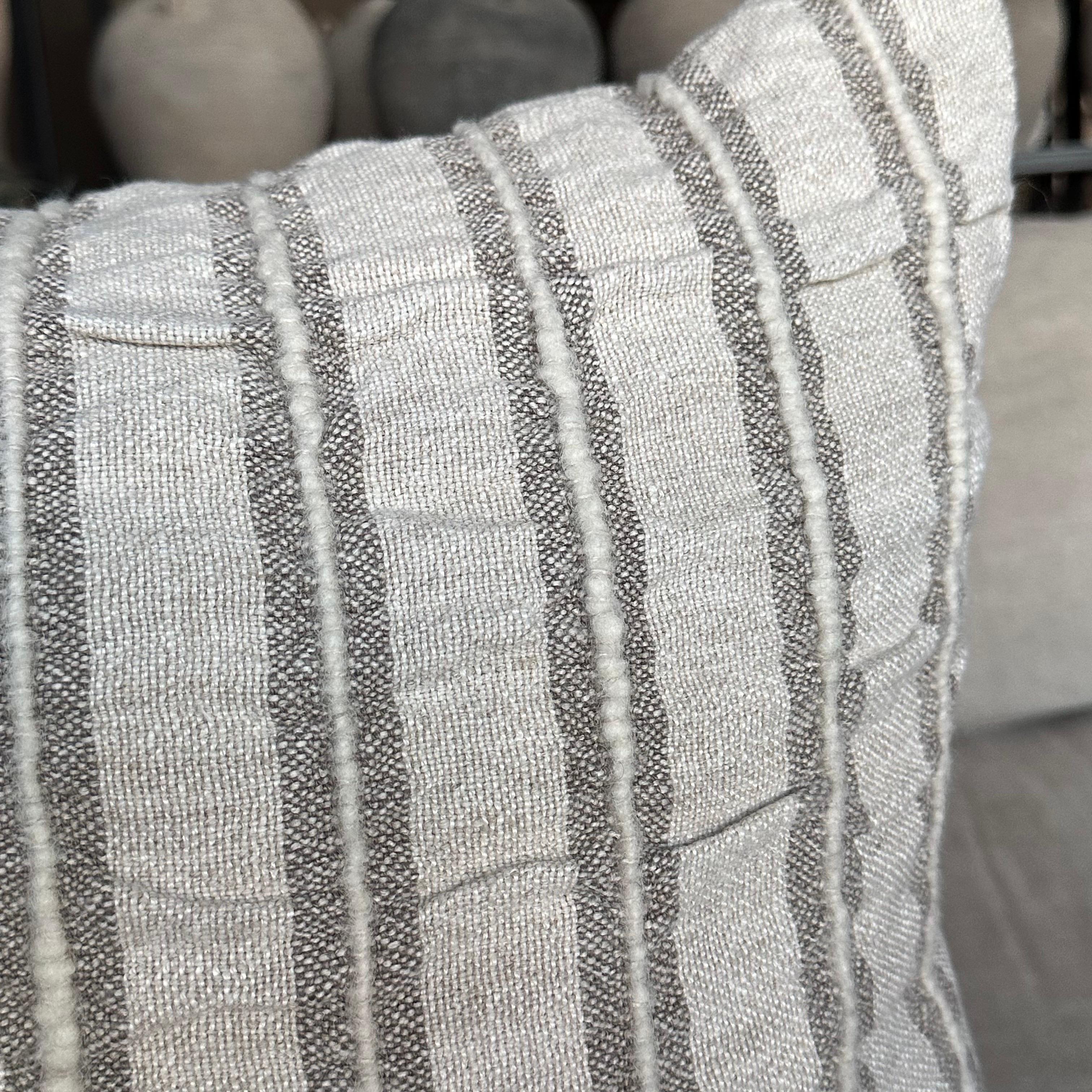 Coussin à rayures en lin et laine
Lin texturé nubby avec rayures en laine tissée. 
Couleur : Gris / Whiting
Fermeture à glissière cachée
Comprend un insert en duvet et en plumes
Taille : 15x24
Entretien : Pour de meilleurs résultats, le nettoyage à