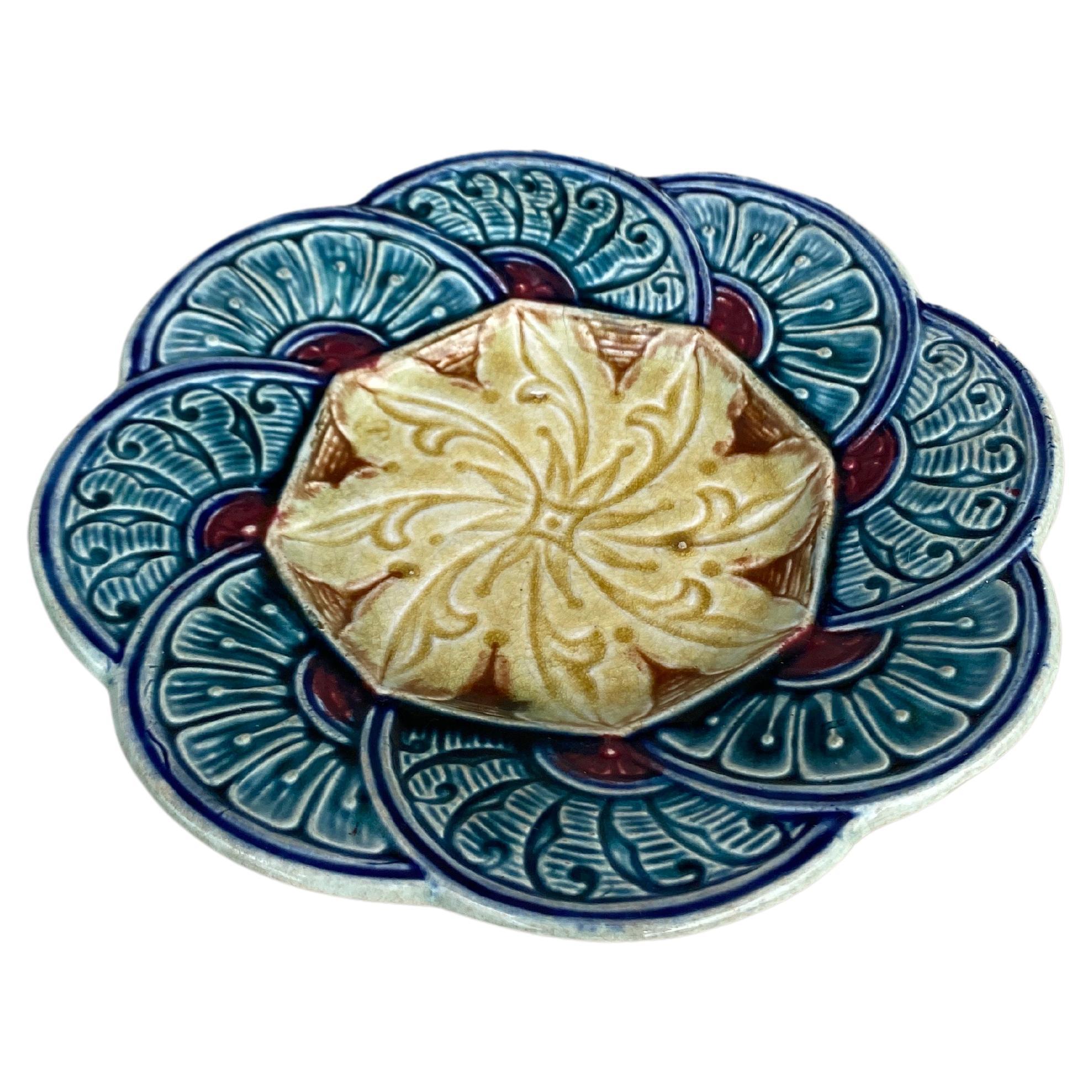 Petite assiette à fleurs en majolique belge Wasmuel, vers 1880.
Motif géométrique.
  
