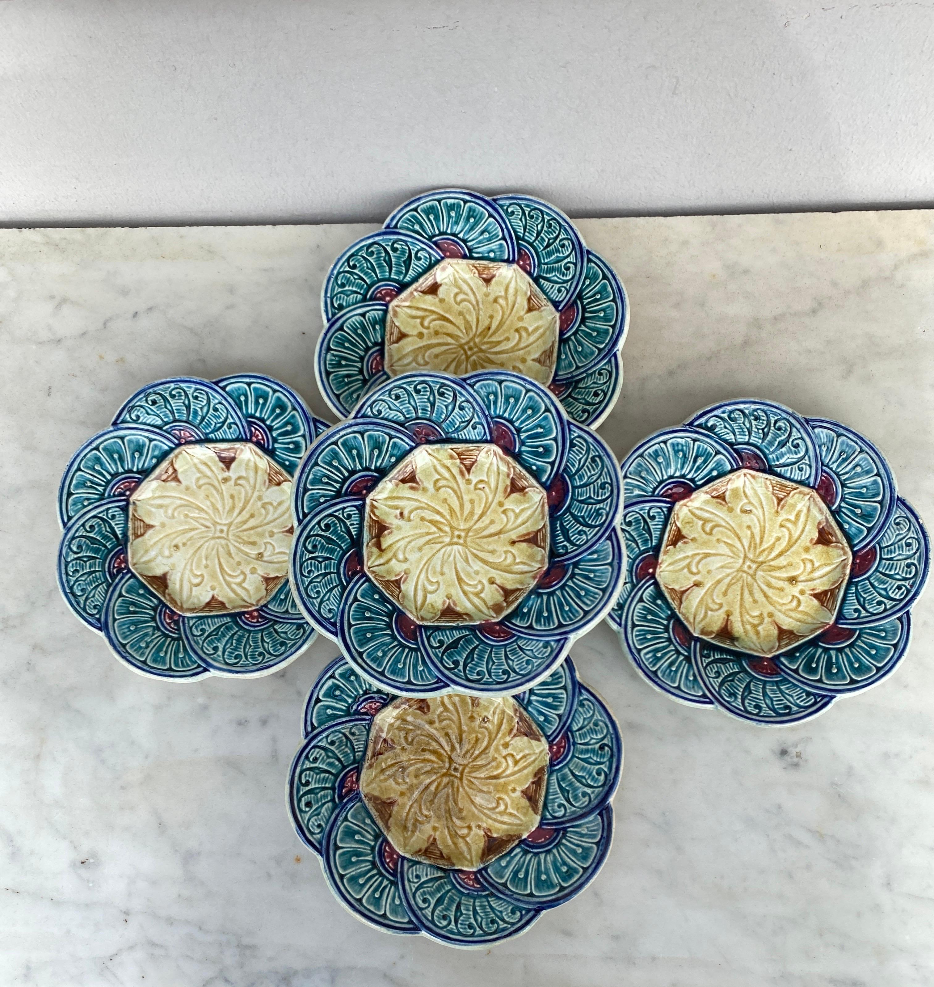 Rustic Belgium Majolica Flowers Plate Wasmuel, circa 1880 For Sale