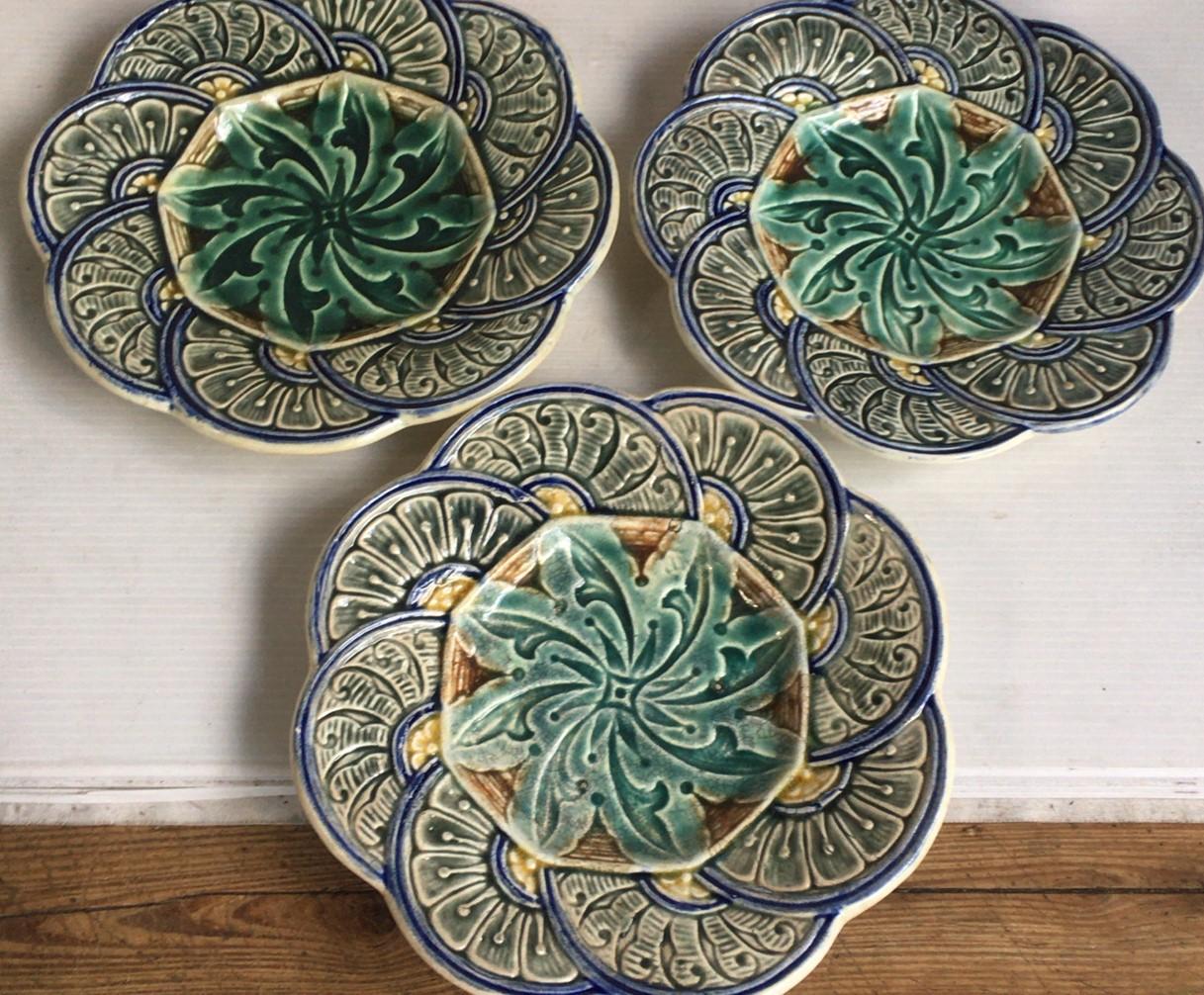 Rustic Belgium Majolica Flowers Plate Wasmuel, circa 1880