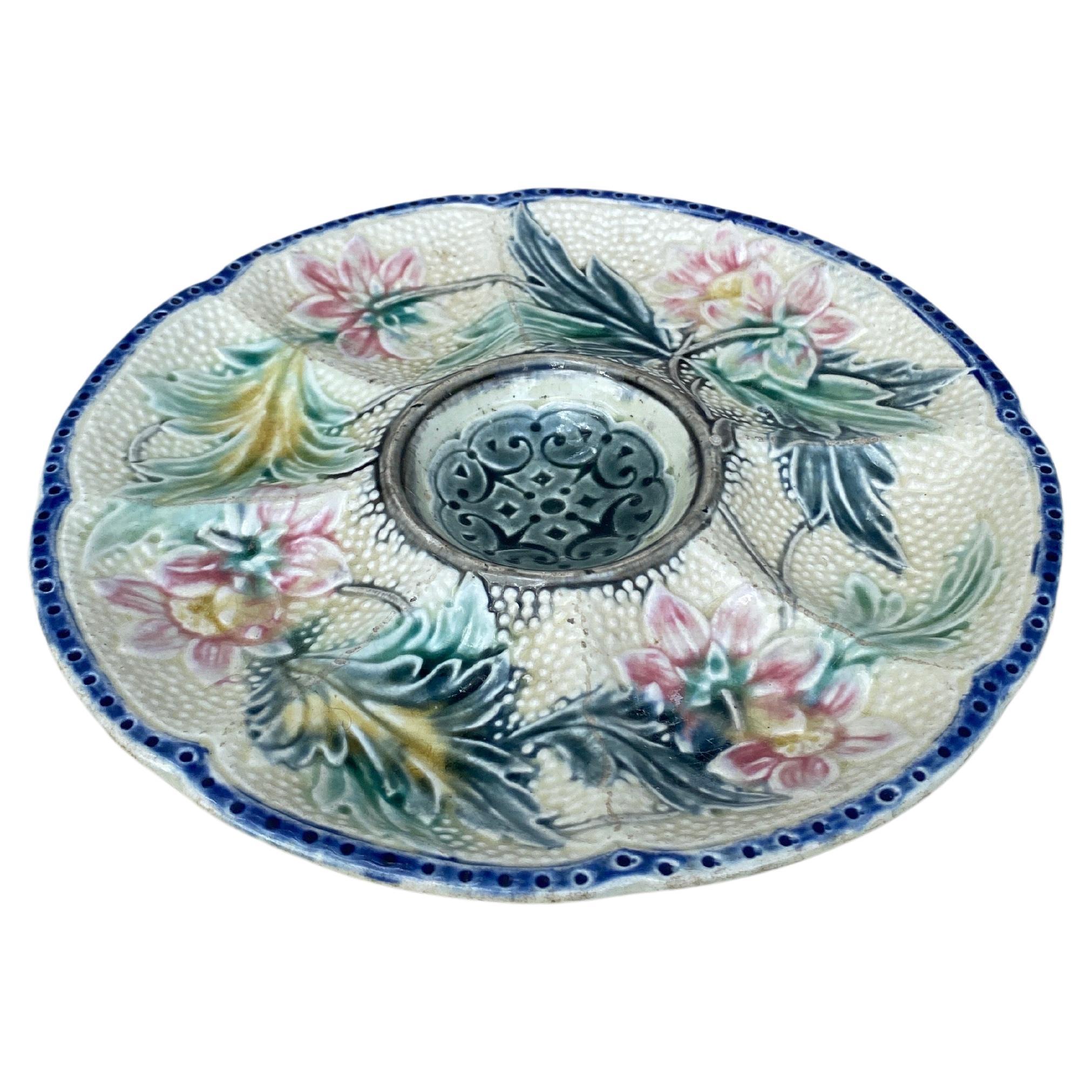 Belgischer Majolika-Austernteller mit rosa Blumen und grünen Blättern Wasmuel, um 1890.