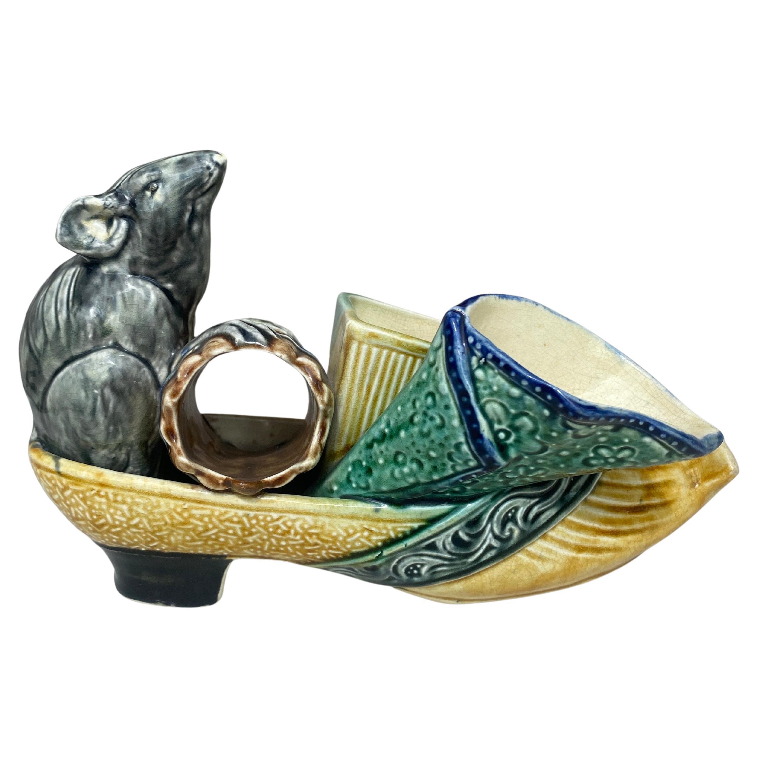 Set di fumo di ratto in maiolica belga Wasmuel Majolica, circa 1900.
H / 6,5 pollici, 10,5 per 5 pollici.