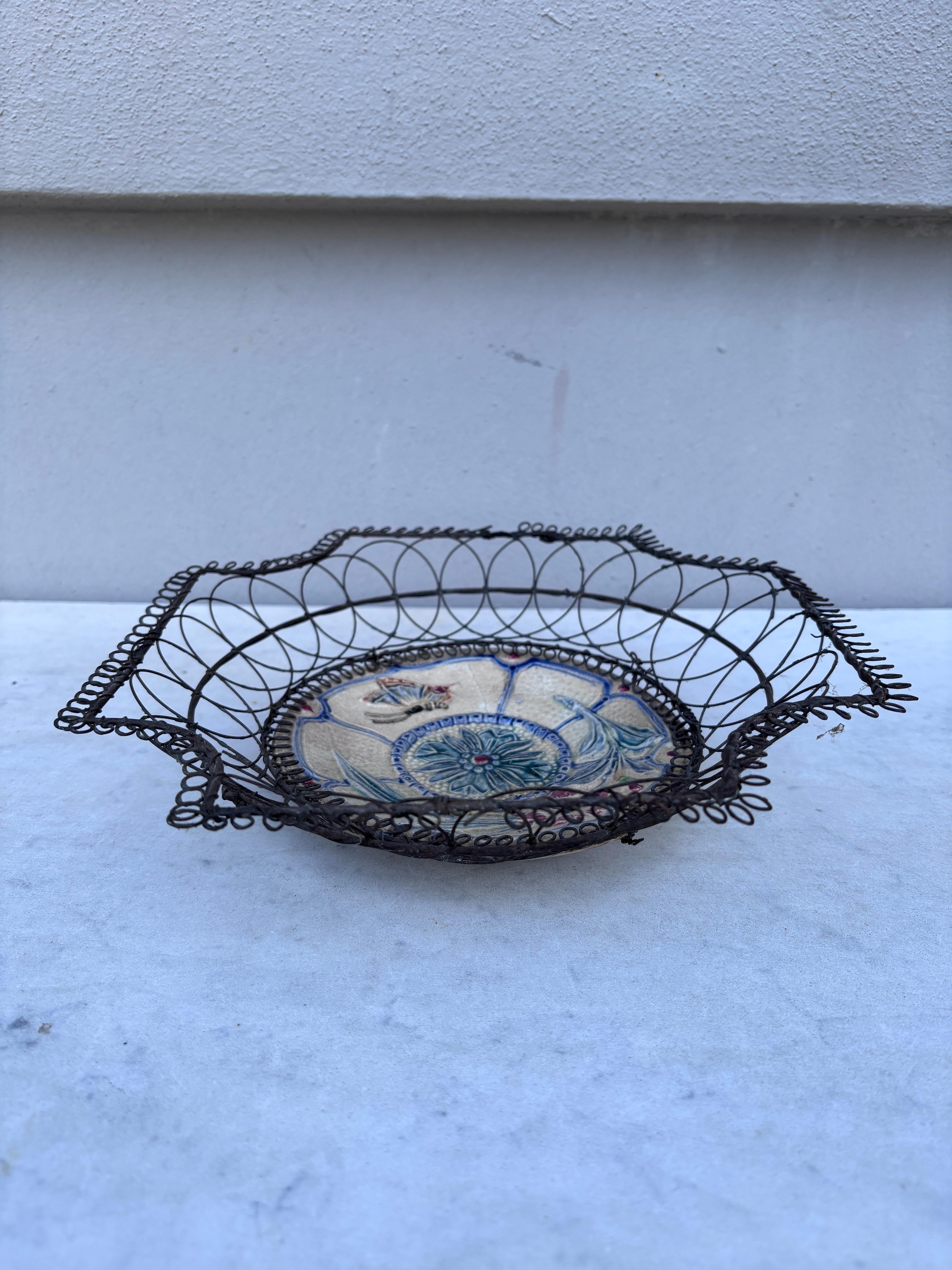 Panier à fleurs et papillons en fil de fer en majolique belge, vers 1900.
Hauteur / 2.8 pouces.
10 x 10 pouces.