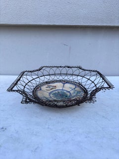 Cesta de flores y mariposas de alambre de mayólica belga, circa 1900