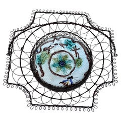 Cesta de flores y mariposas de alambre de mayólica belga, circa 1900