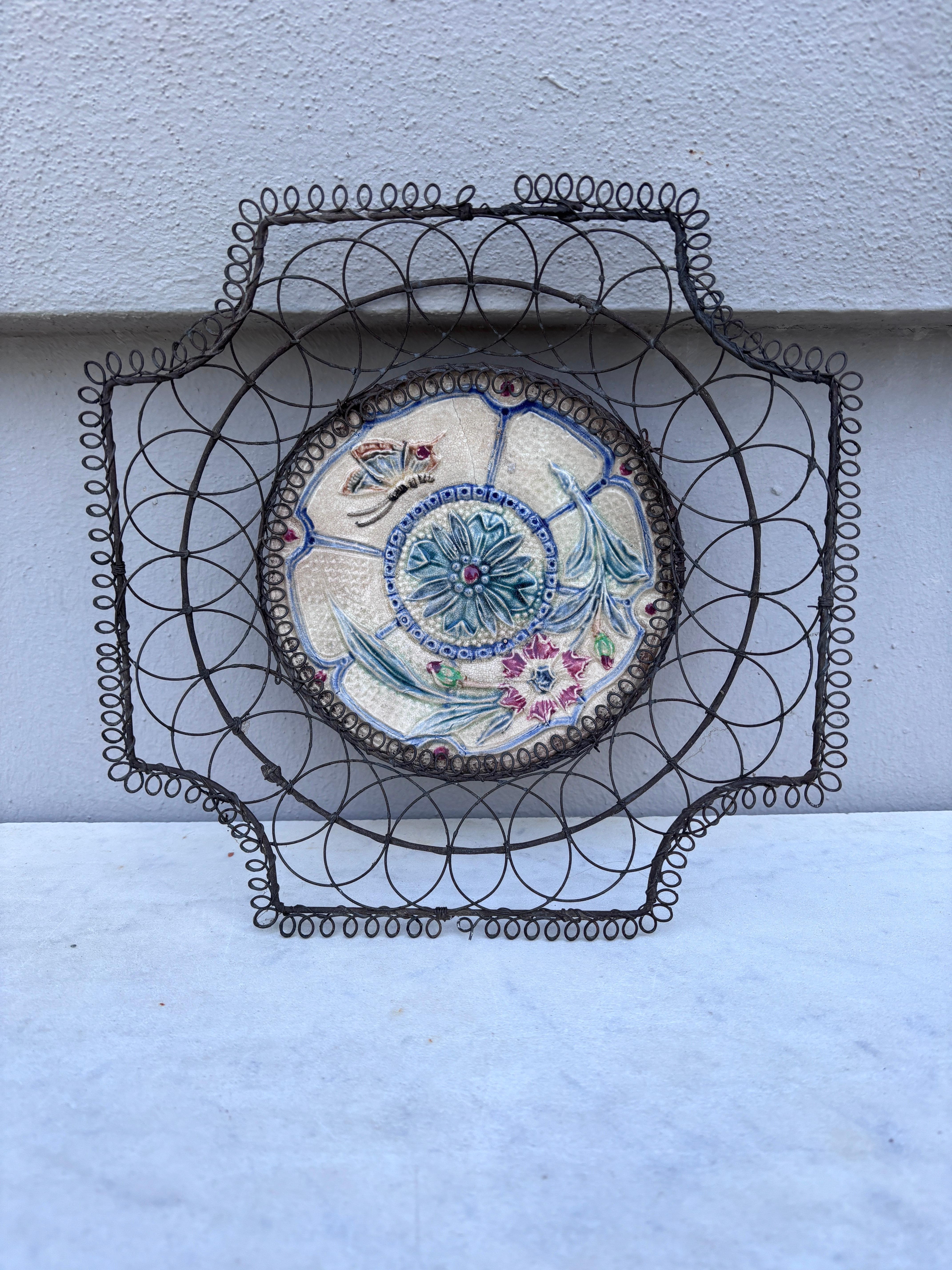 Country Panier à fleurs et papillons en fil de fer en majolique belge, vers 1900 en vente