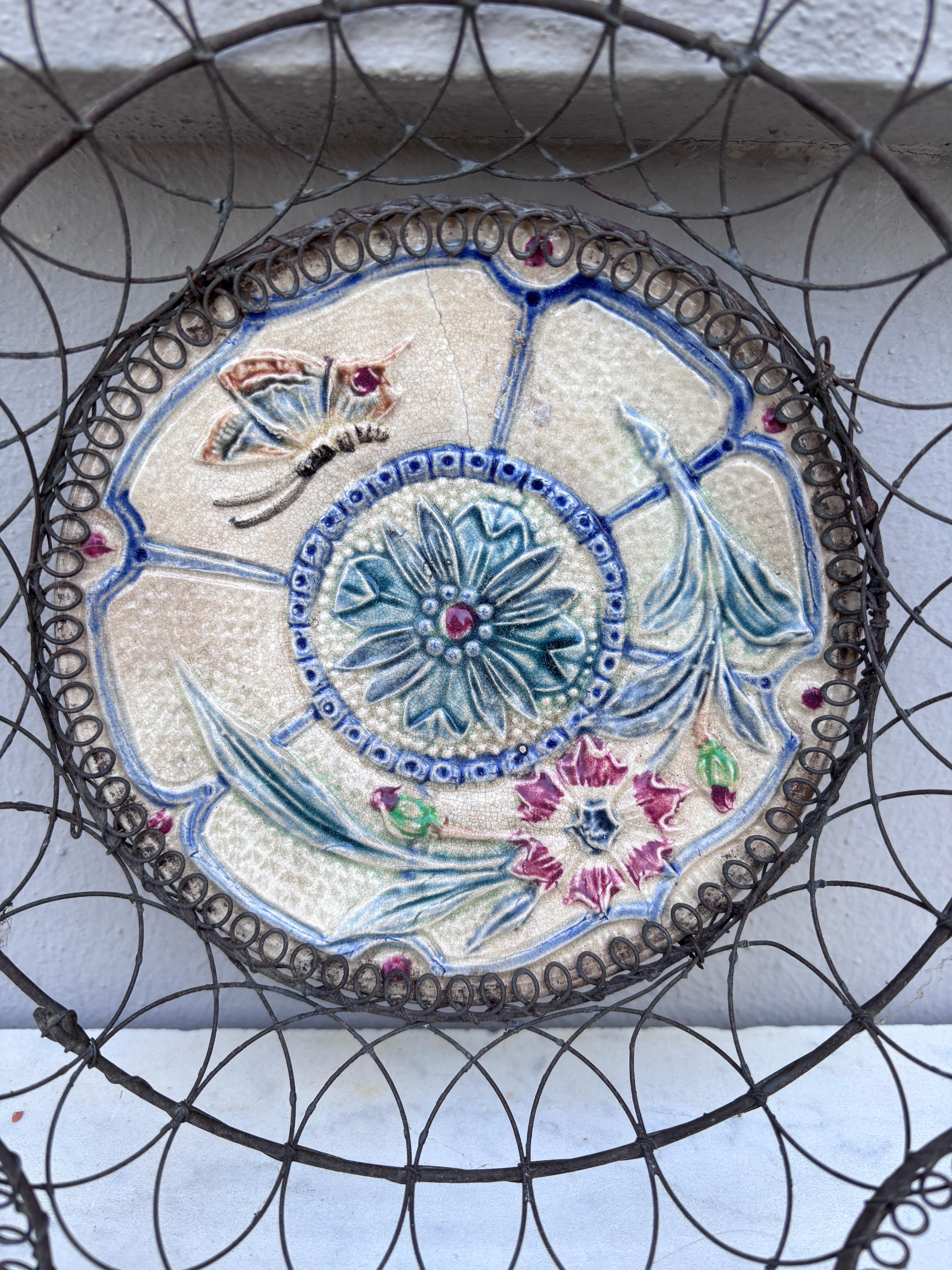 Belge Panier à fleurs et papillons en fil de fer en majolique belge, vers 1900 en vente