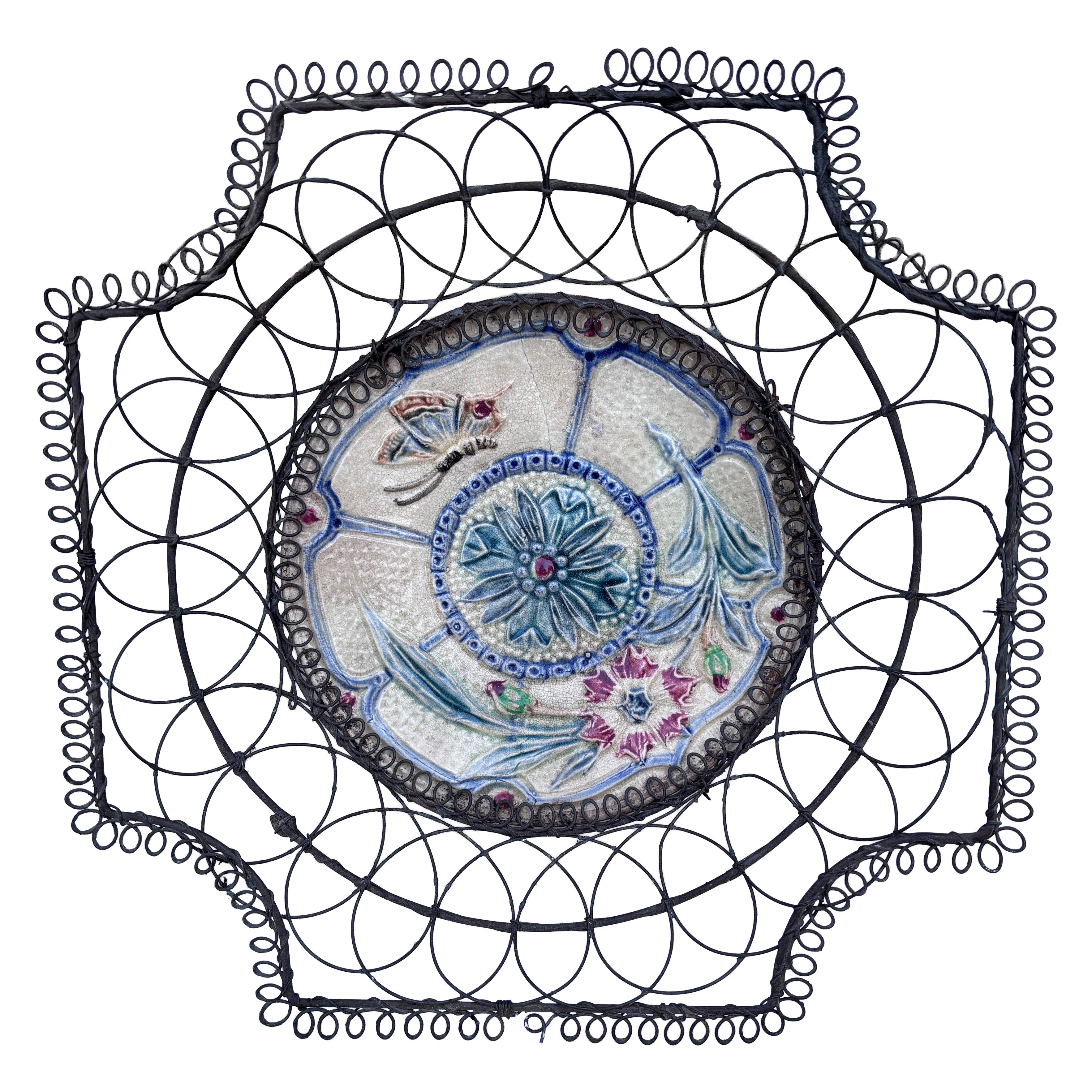 Panier à fleurs et papillons en fil de fer en majolique belge, vers 1900 en vente