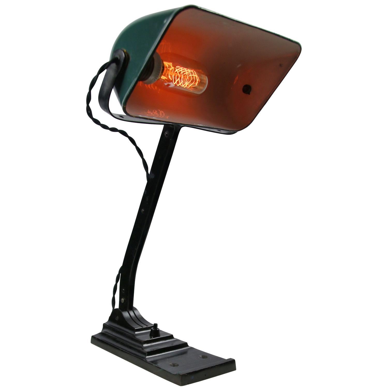 Belgian petrol green enamel desk light by Erpe
2.5 meter black cotton flex, plug and switch in base

Also available with US/UK plug

Weight: 2.00 kg / 4.4 lb

Priced per individual item. All lamps have been made suitable by international