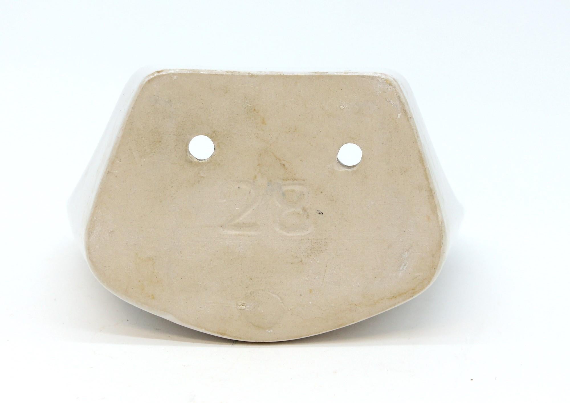 20ième siècle Porte-savon de surface en céramique blanche de Belgique en vente