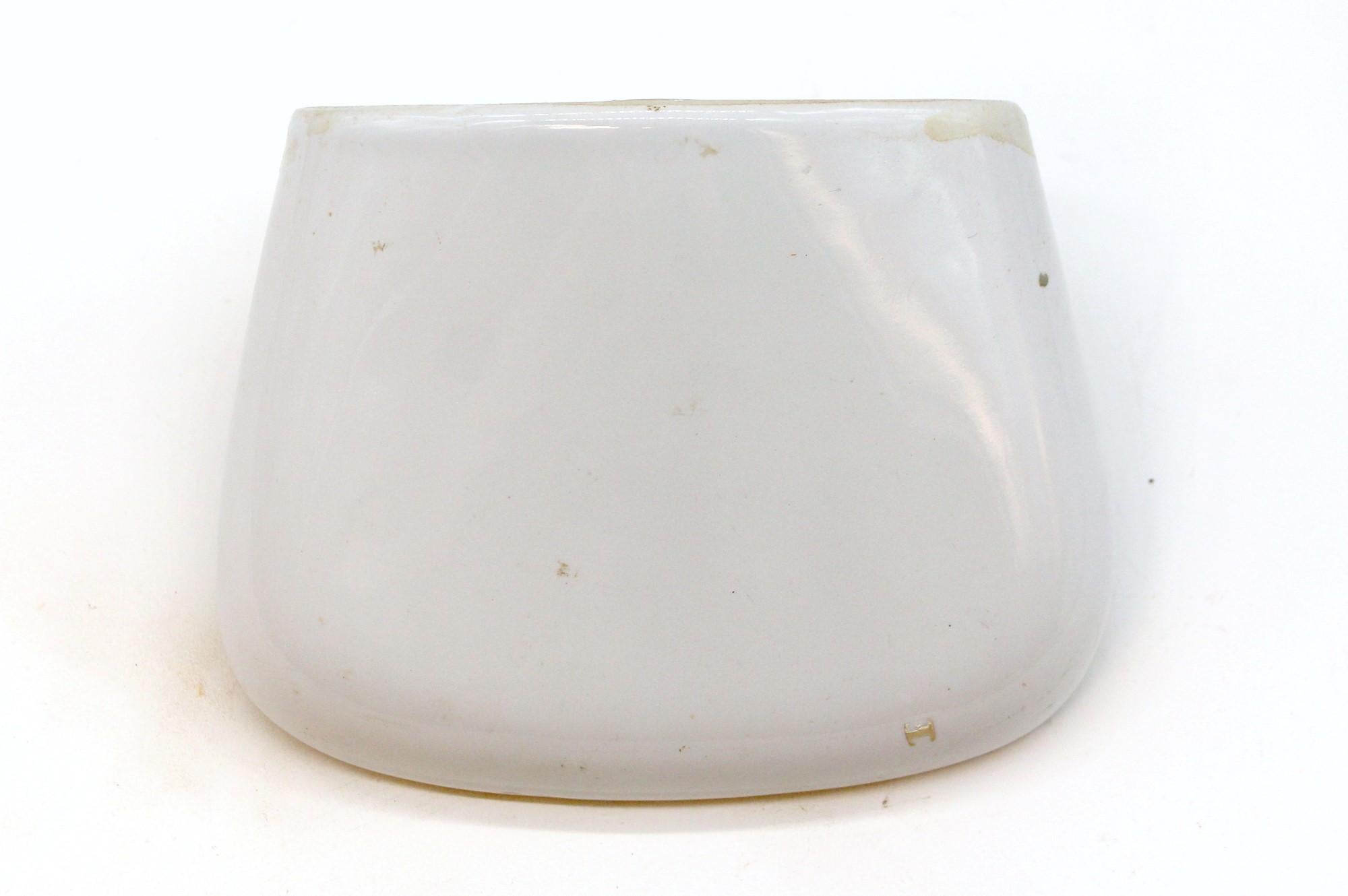 Belgien Weißes Keramik-Aufputz-Seifengefäß im Angebot 2