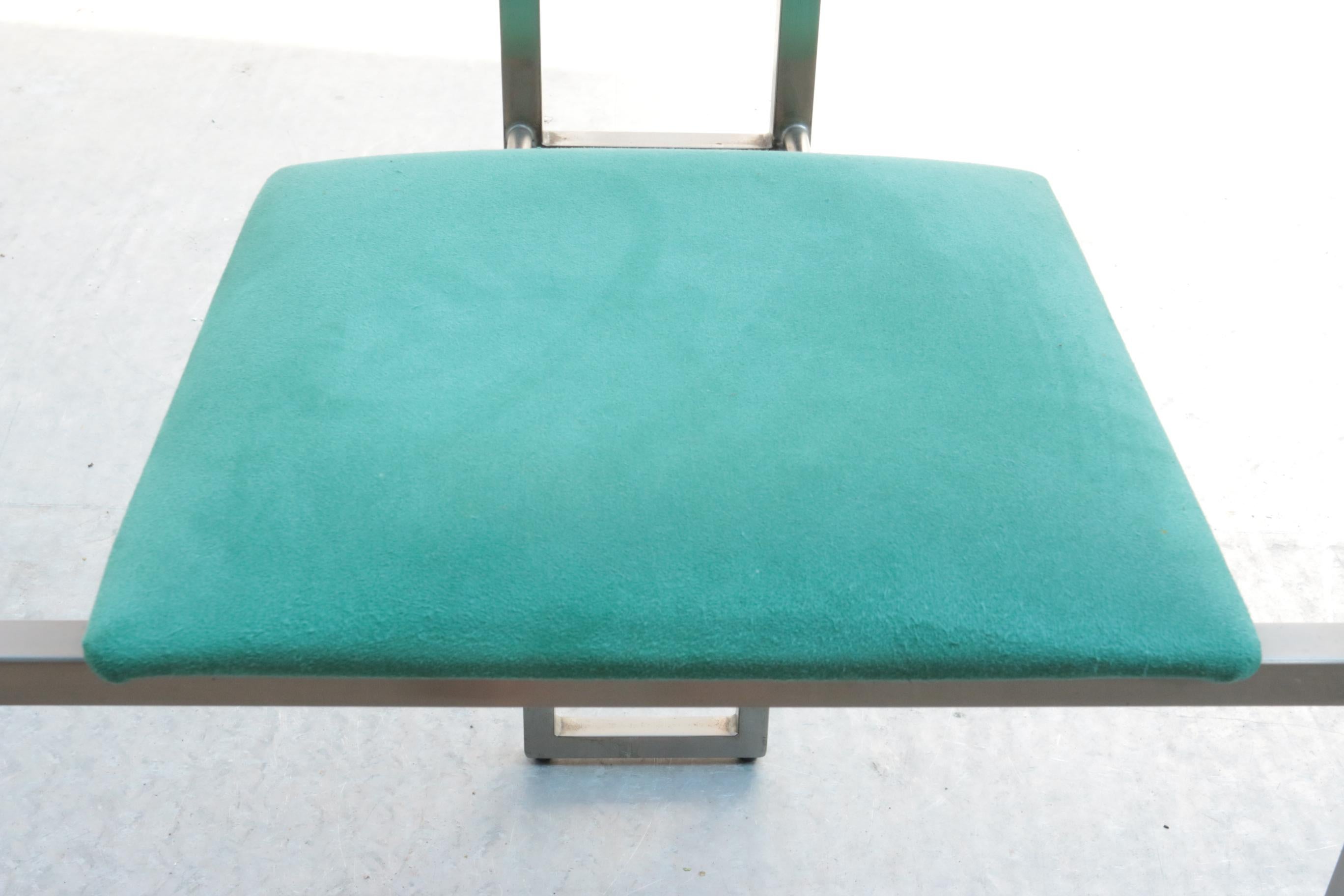 Stühle im Memphis Milano-Stil von Belgo Chrom aus den 1980er Jahren.
Auch ein schöner Schreibtischstuhl

Der grüne Stoff ist Alcantra, die Rückseite ist mit einem ovalen Stück schwarzem Leder verziert
Sowohl der Stahlrahmen als auch die Polsterung