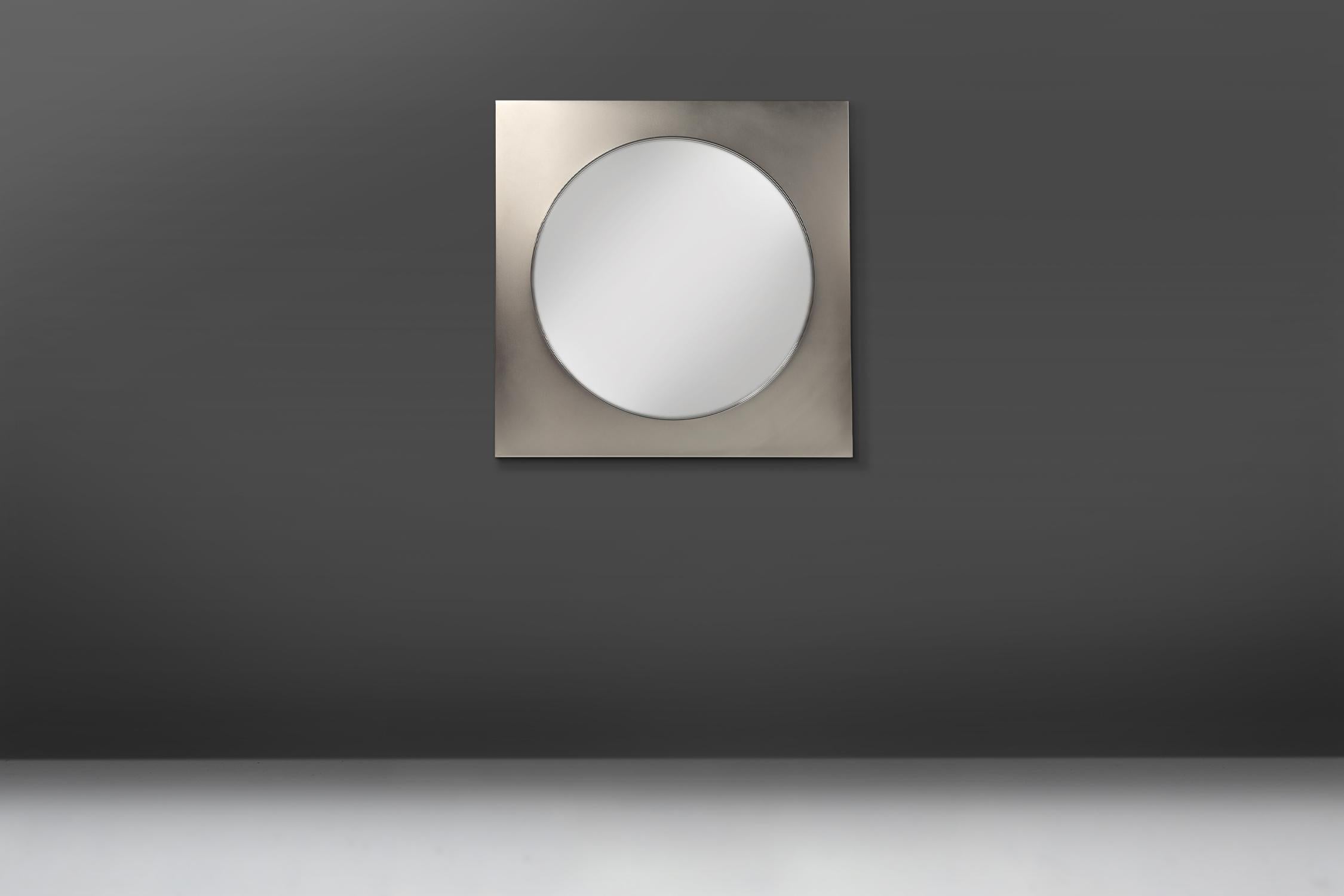 Minimalist square mirror by Belgo Chrome in brushed steel made in the late 1970s.
In a very good condition. The diameter of the mirror is 80 cm.