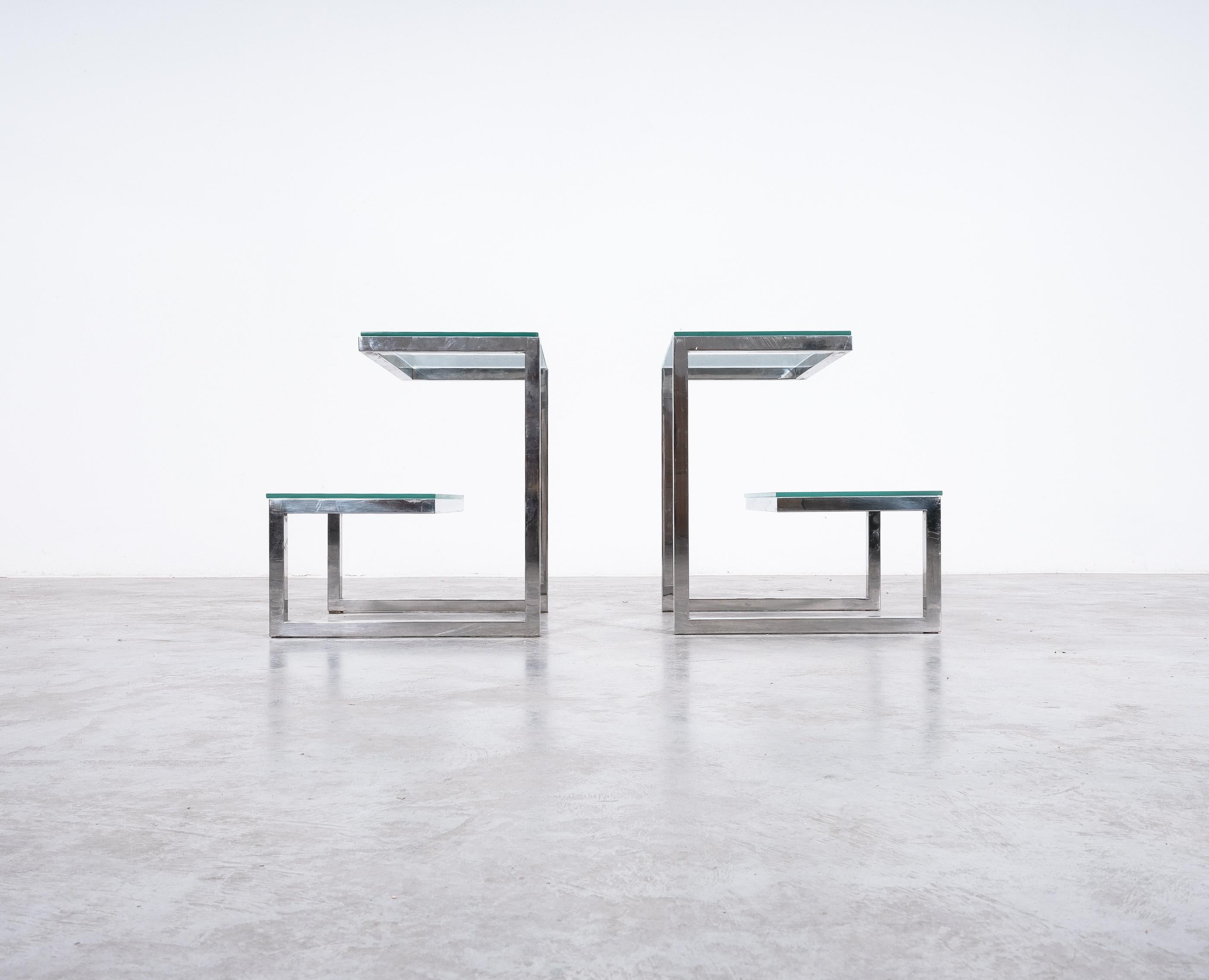 Pareja de mesitas auxiliares o de noche Belgo Chrome, hacia 1970.

Precioso par de mesas auxiliares o de dormitorio. Mesas pequeñas de acero, cromo y cristal, en buen estado sin grandes imperfecciones, presentan algunos signos menores de desgaste.
