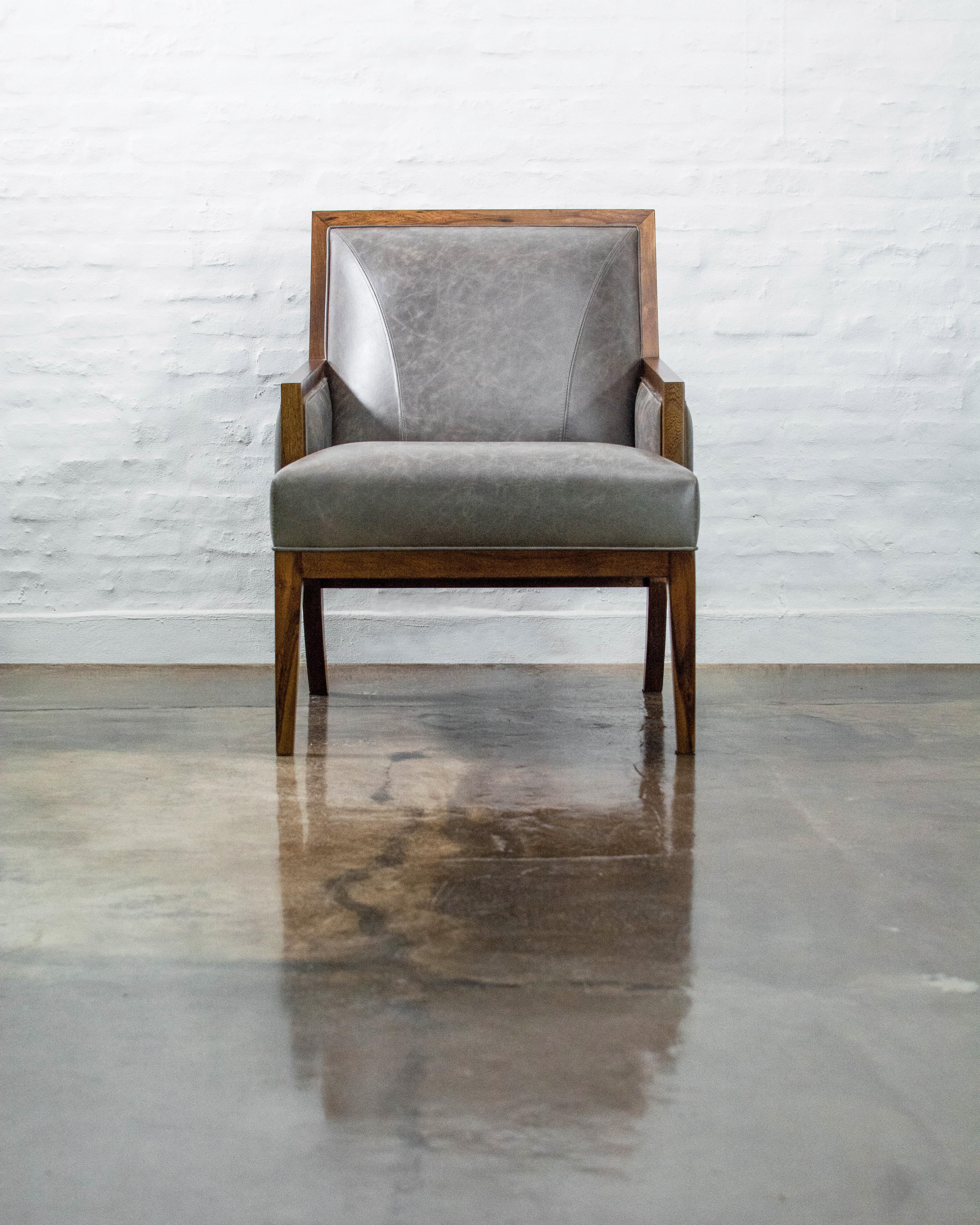 Moderner moderner Sessel aus exotischem Holz und Leder von Costantini, Belgrano, auf Lager im Zustand „Neu“ im Angebot in New York, NY