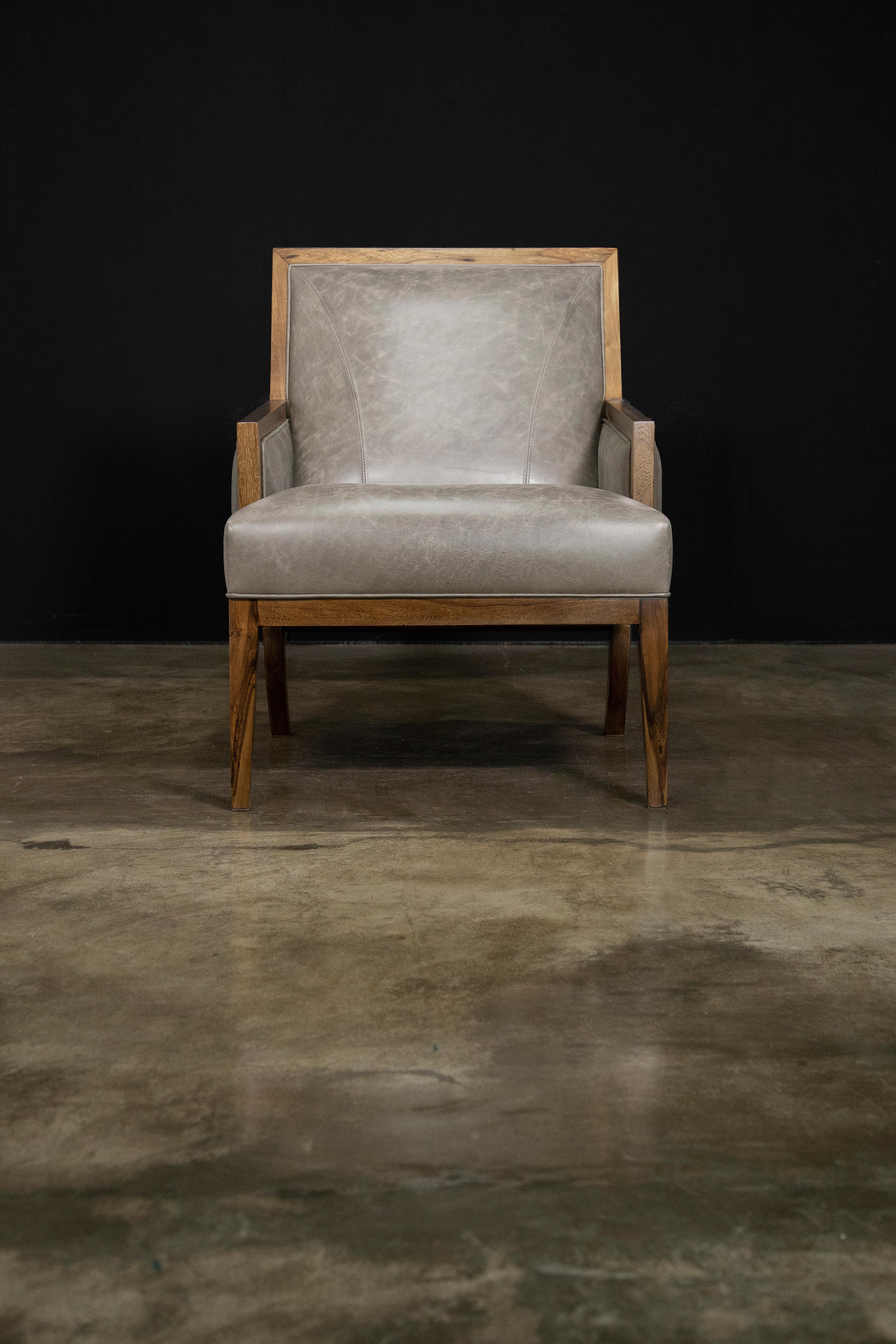 XXIe siècle et contemporain Fauteuil de salon moderne en bois exotique et cuir de Costantini, Belgrano, en stock en vente