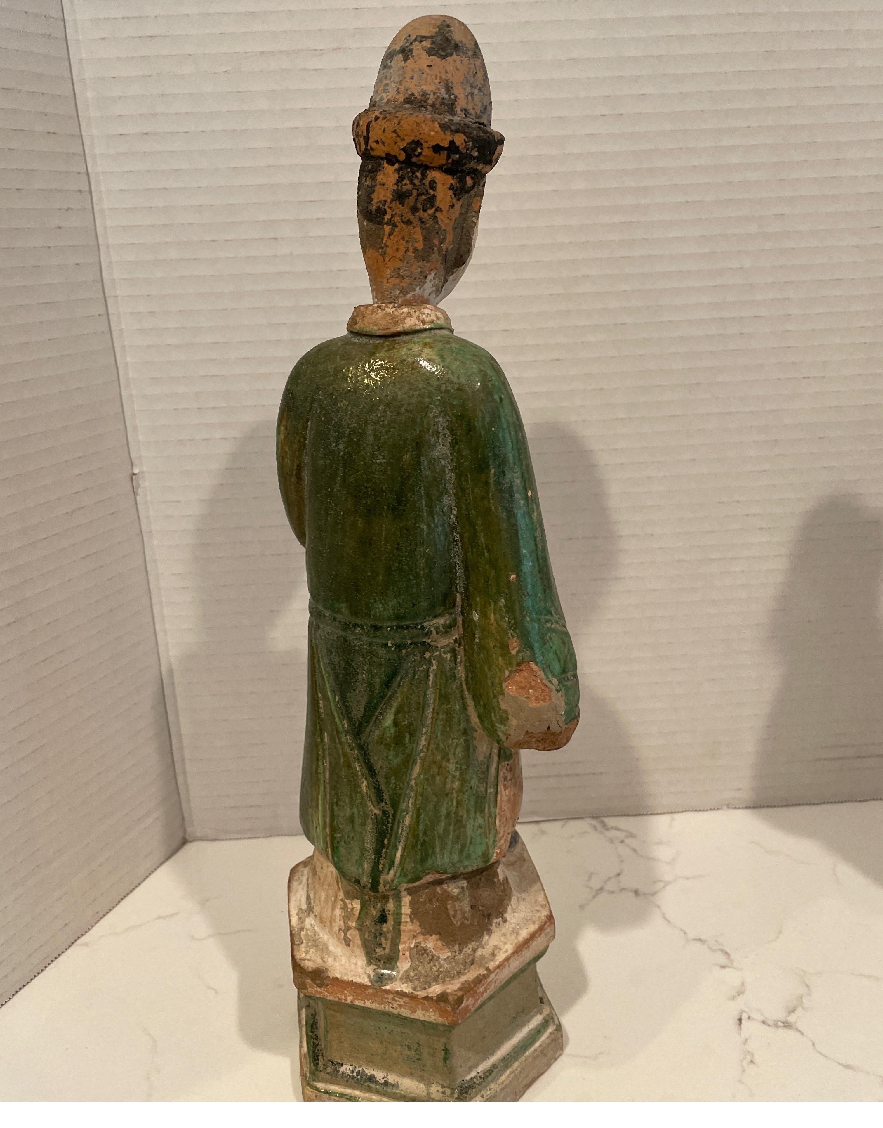 Vermutlich handelt es sich um Grabfiguren aus der Ming Dynasty, die der Würde des Menschen entsprechen.  (Töpferwaren) im Angebot