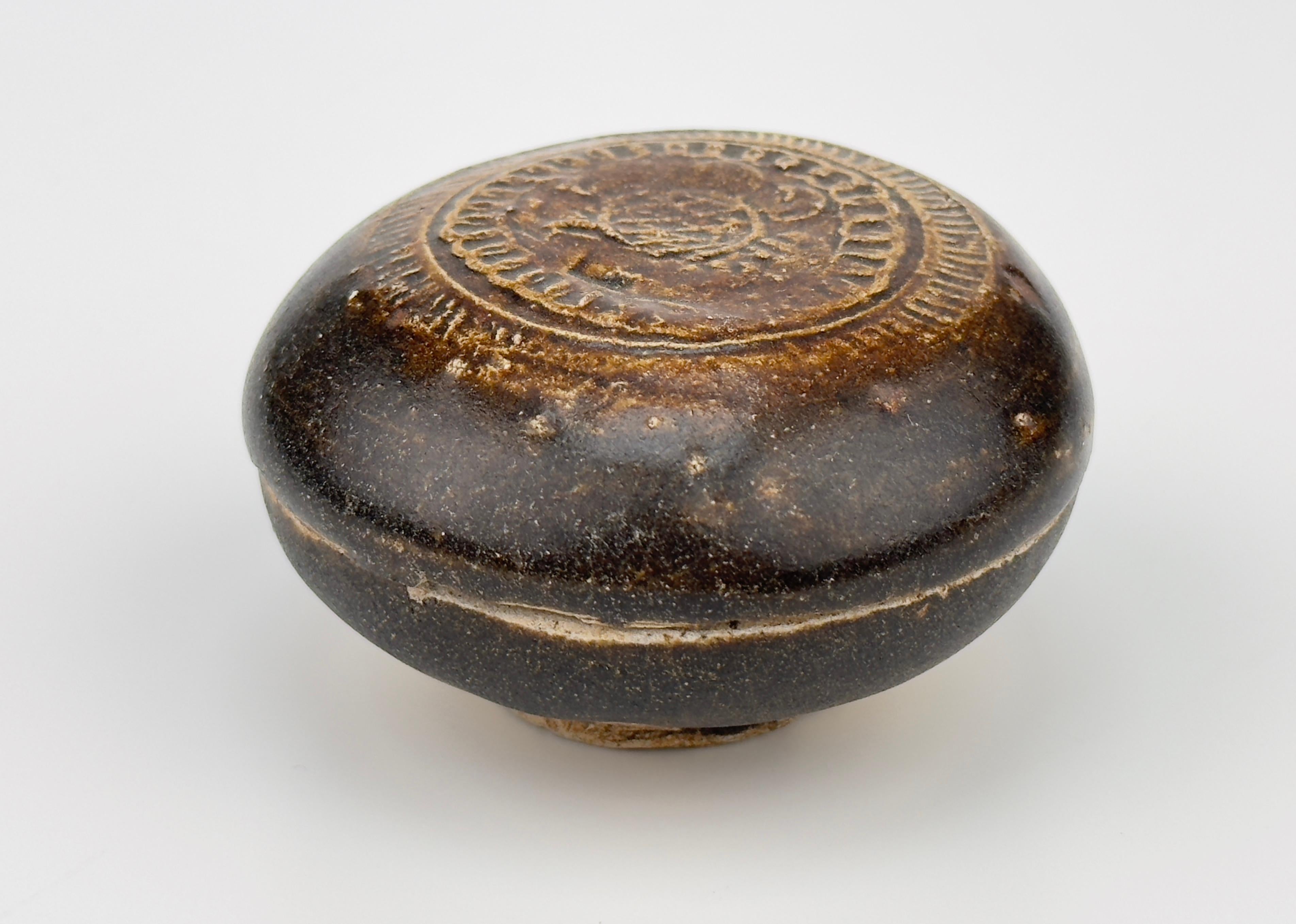 Chinese Belitung ship, stoneware box with embossed pattern, Tang Dynasty. For Sale