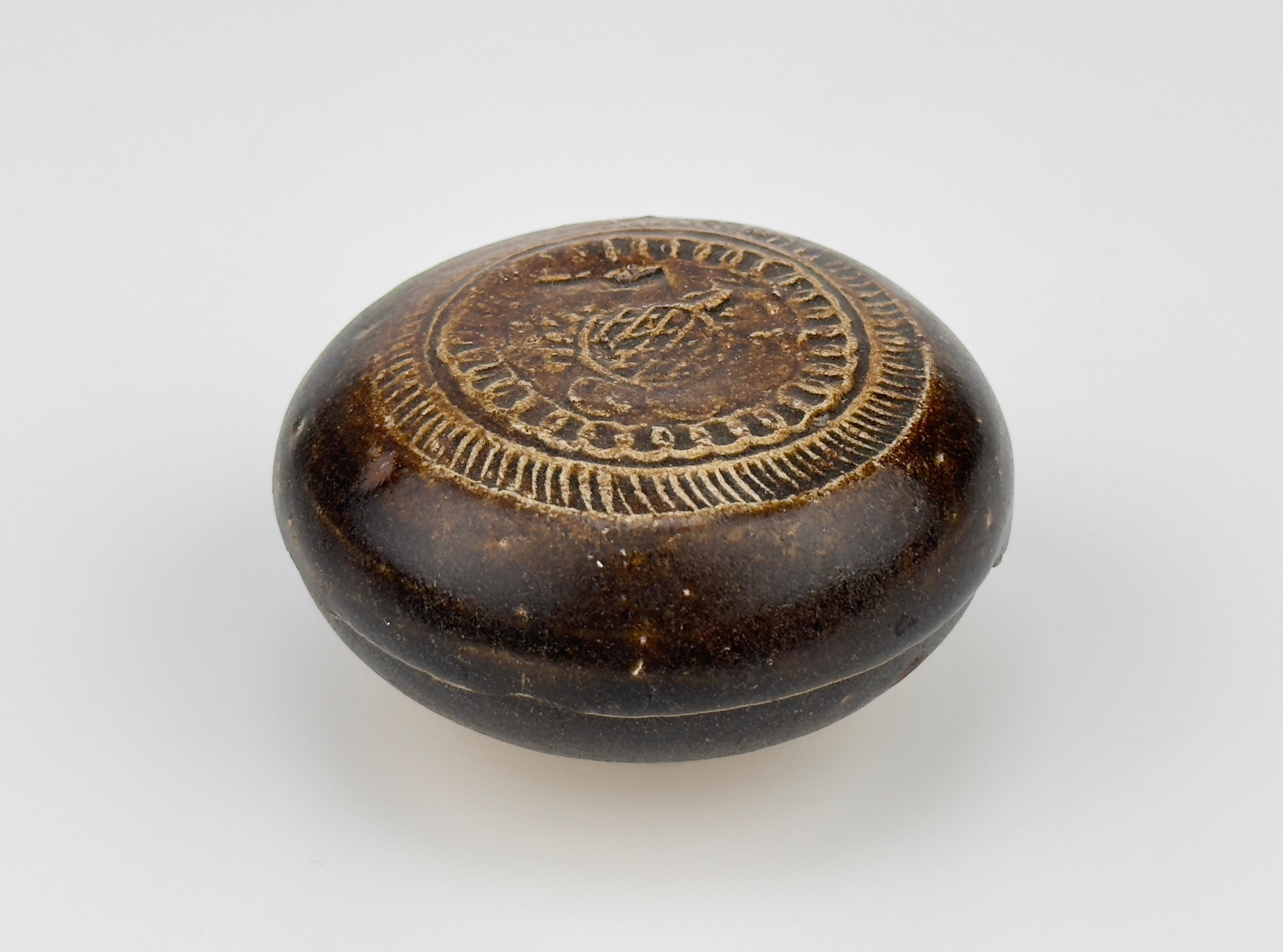Belitung ship, stoneware box with embossed pattern, Tang Dynasty. In Good Condition For Sale In seoul, KR
