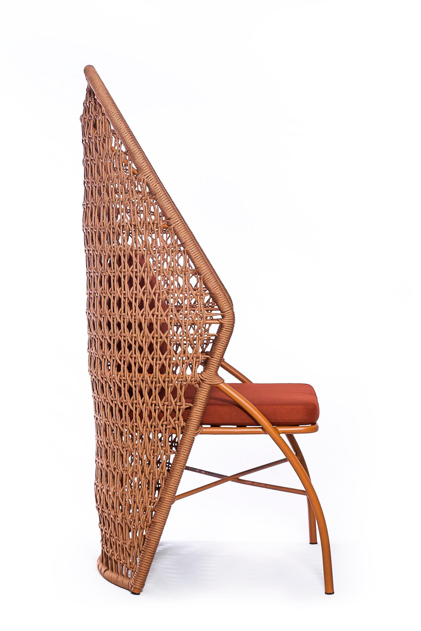 The Belize armchair is inspired by the lush nature of Belize's coral reefs.
Its curvilinear features in aluminum materialize the soul of the project in every minute detail of the handmade naval rope braid, the unique and imposing geometry that