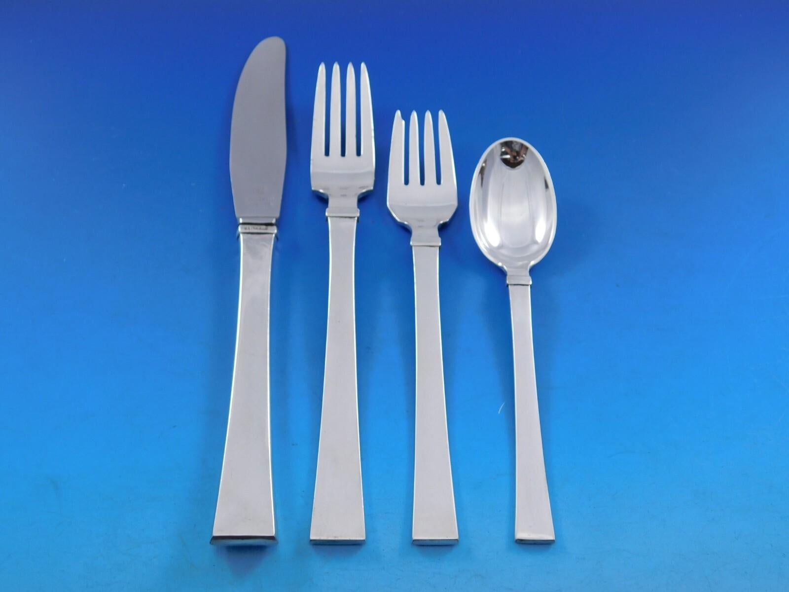 Juego de cubiertos daneses de plata de ley Bell by Hans Hansen - 38 piezas. Este juego incluye:
 
6 cuchillas, 8 5/8
6 Horquillas, 7 1/4
6 Tenedores de Ensalada, 6 1/2
6 cucharillas, 5 3/4
6 Cucharas para sopa de crema, 6 3/4
6 Untadores de