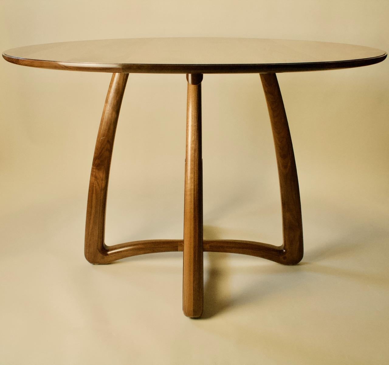 TABLE BELL CHAMBER  Salle à manger, Foyer, Entrée.

Les meubles artisanaux de Kenton Jeske woodworker sont fabriqués selon les normes les plus strictes en matière d'artisanat, de matériaux et de finition. Le design sculptural et sensuel, associé à