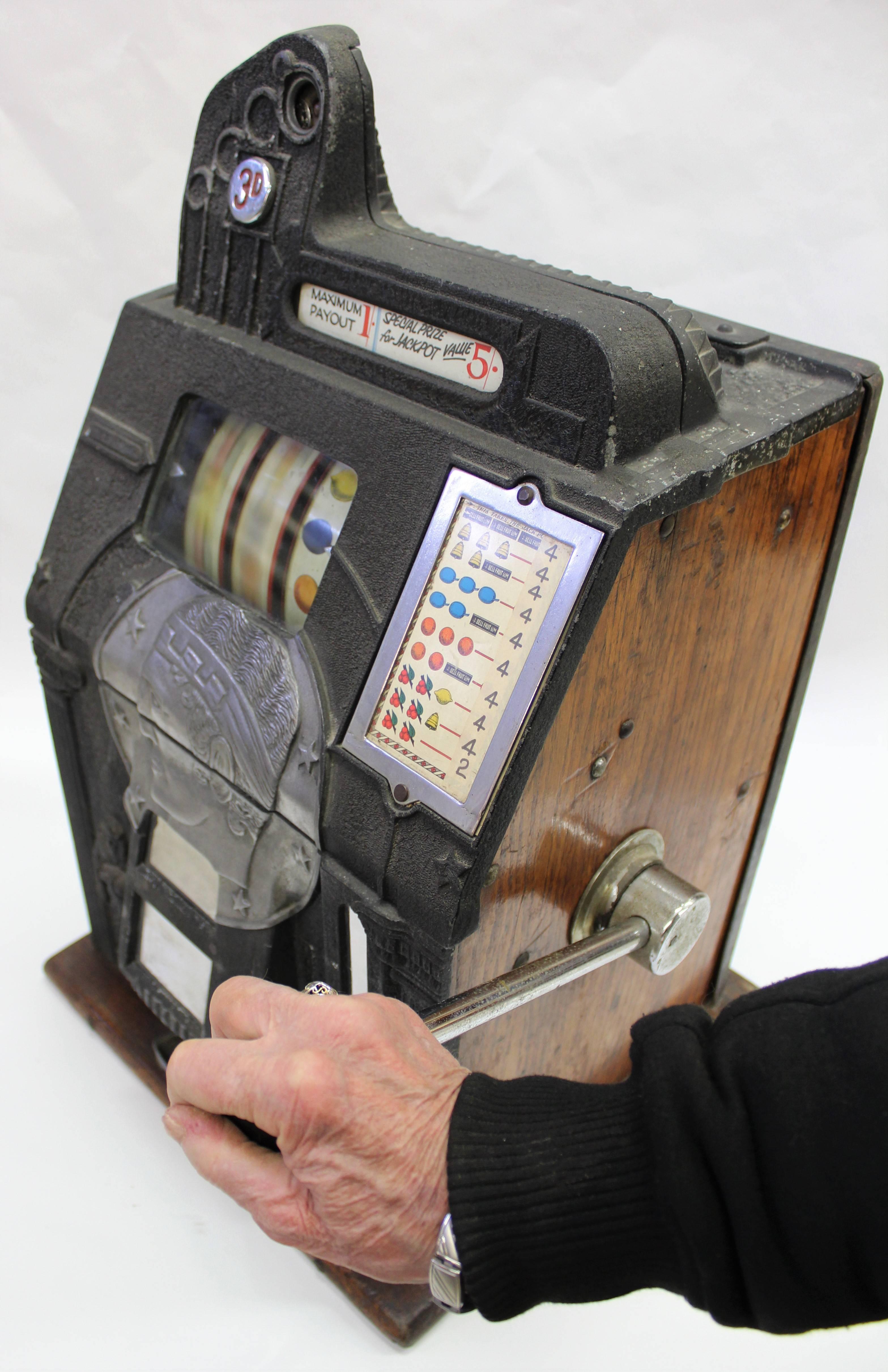 Bell Fruit Gum Company British Coin Operated Slot Machine Watling In Good Condition In Hamilton, Ontario