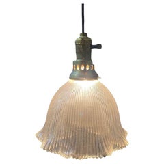 Abat-jour en verre Holophane et paire de suspensions en laiton Plafonnier Lights