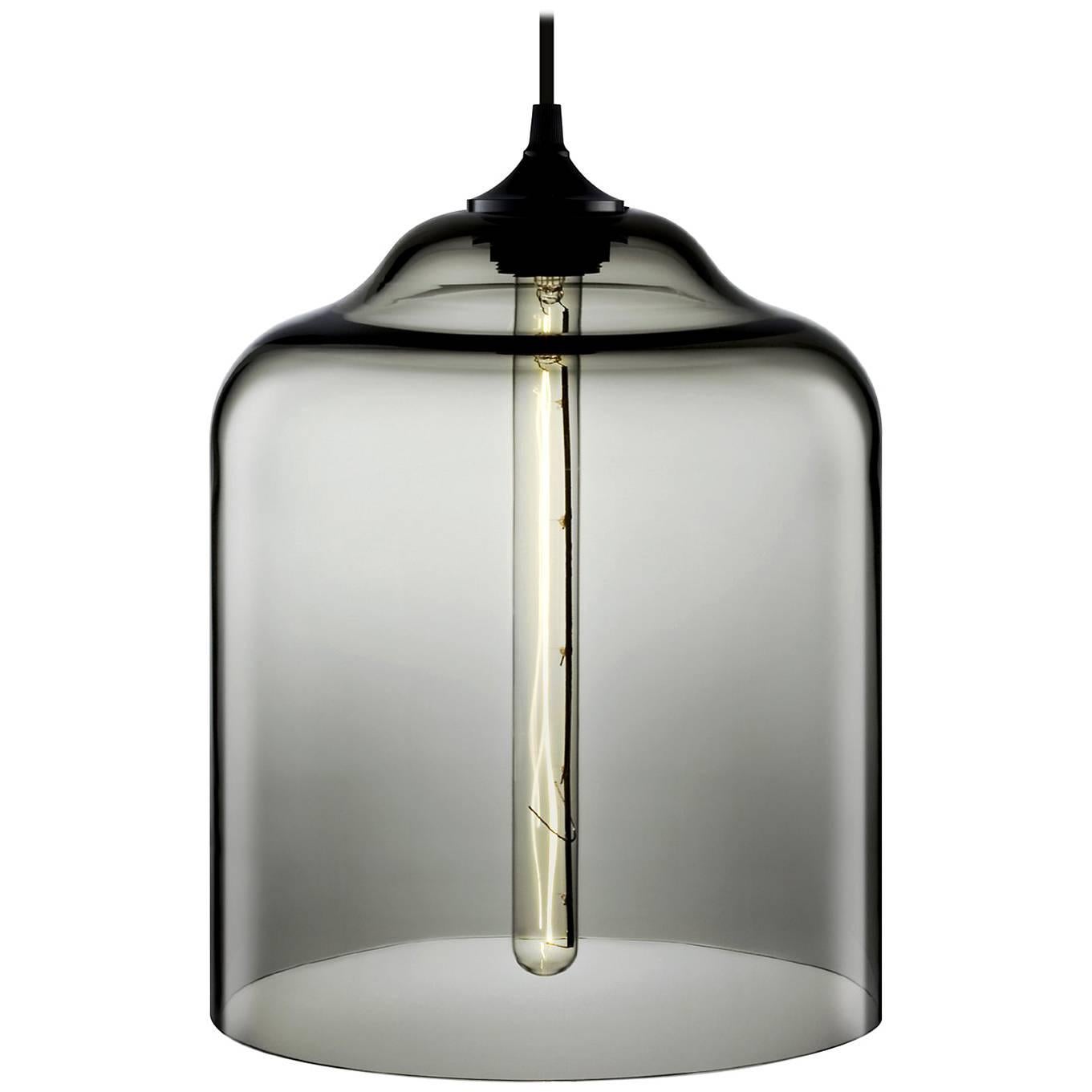 Glockenglas-Hängelampe aus mundgeblasenem modernem Glas in Grau, hergestellt in den USA im Angebot
