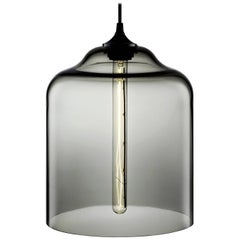 Lampe à suspension moderne en verre soufflé à la main gris « Bell Jar », fabriquée aux États-Unis