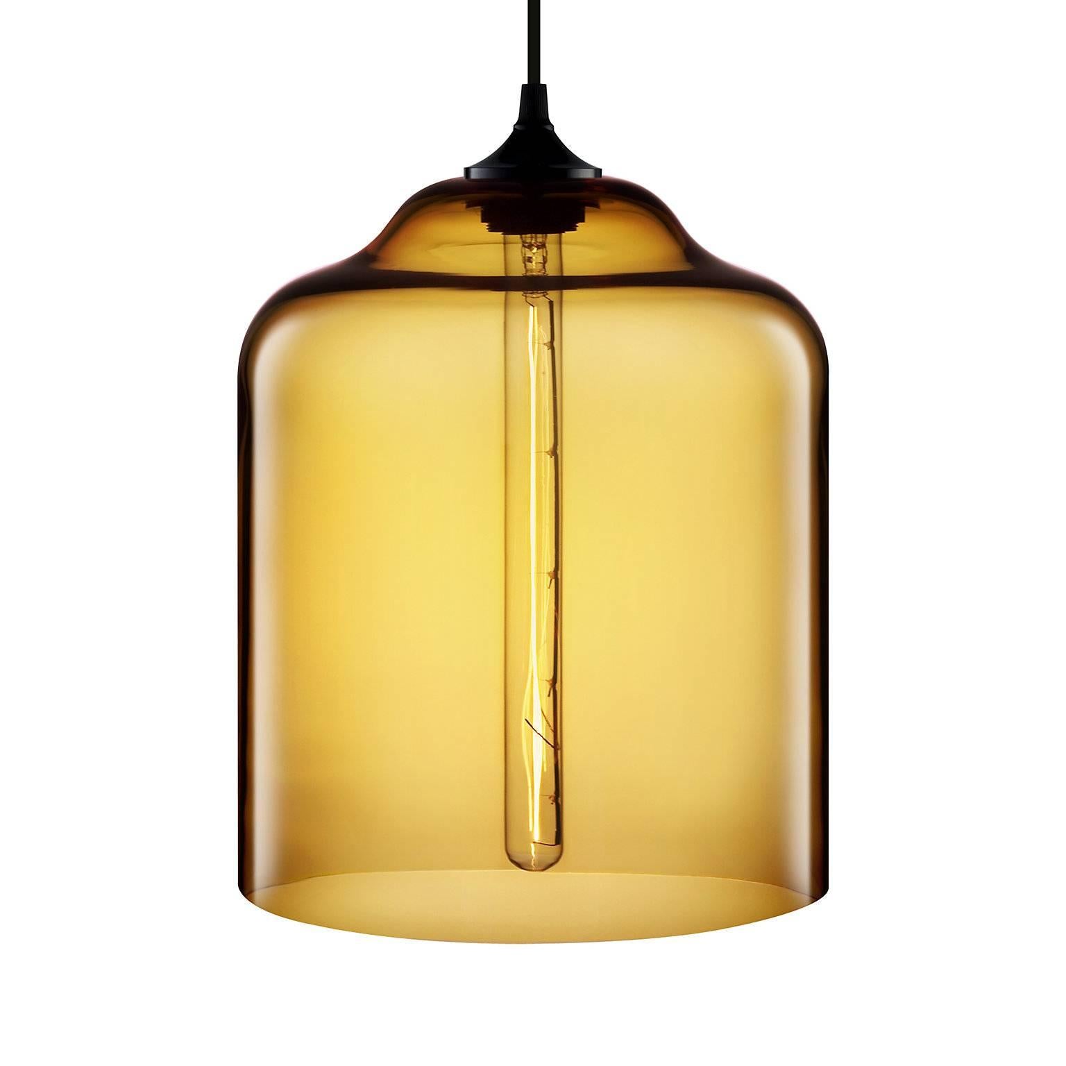 Die Glocke und ihr schlankeres Pendant, die Bella, zelebrieren das ikonische Design und werfen herrliche Lichtstrahlen aus, die ebenso warm wie einladend sind. Jede einzelne Glas-Pendelleuchte von Niche wird von echten Menschen in einem hochmodernen