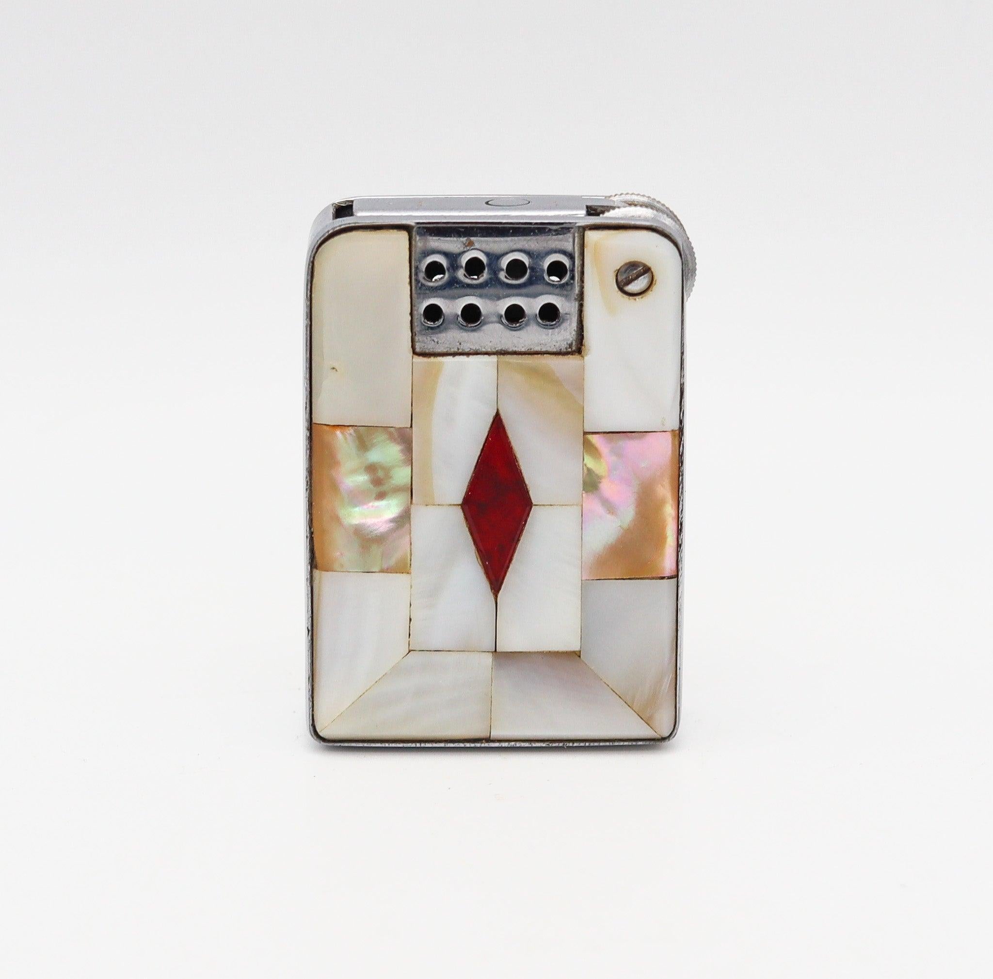 Briquet de poche à essence fabriqué par la Bell Lighter Company.

Il s'agit d'un briquet de poche à essence très inhabituel, fabriqué par la Bell Lighter Company en Angleterre entre 1936 et 1940. Le couvercle s'ouvre lorsque la roue est actionnée.