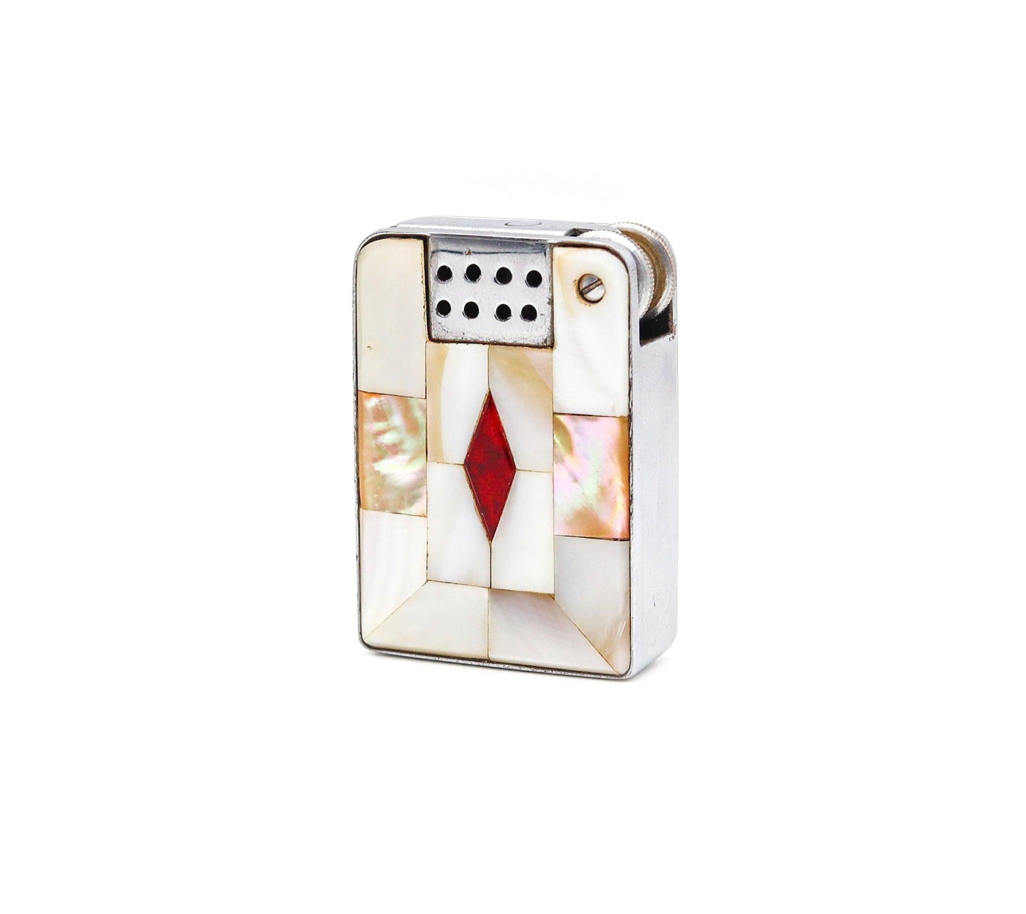 BELL LIGHTER 1937 British Semi Automatic Pocket Petrol Lighter avec Nacre Excellent état à Miami, FL