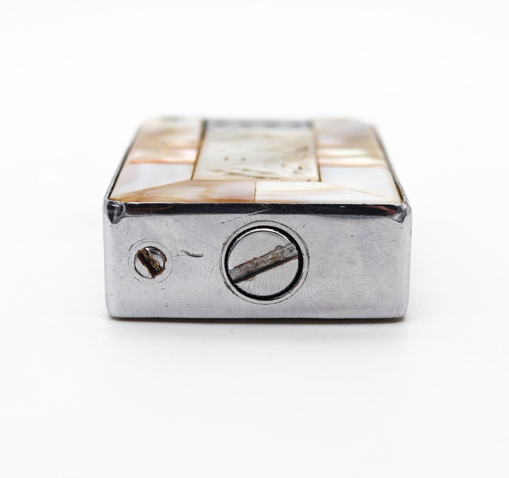 Milieu du XXe siècle BELL LIGHTER 1937 British Semi Automatic Pocket Petrol Lighter avec Nacre