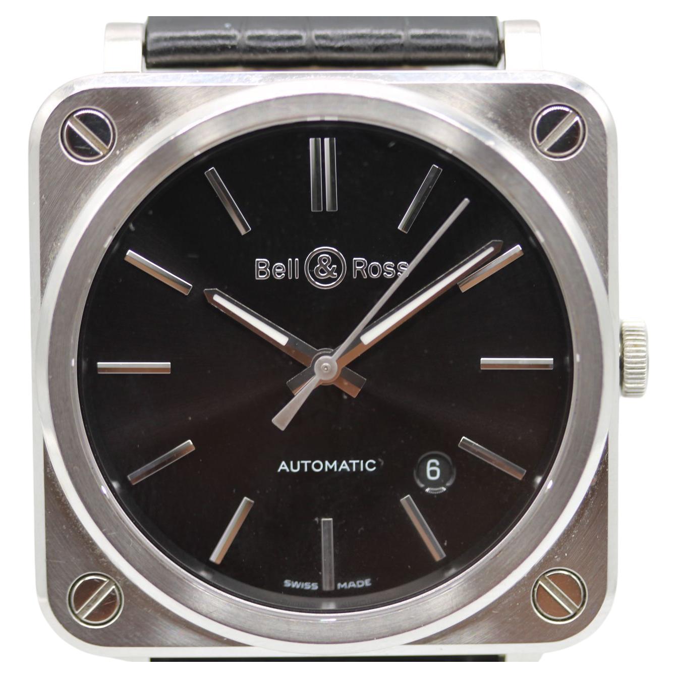 
Este Bell & Ross, modelo BRS-92-S, tiene caja cuadrada de acero inoxidable de 39 mm, bisel fijo, esfera negra con índices plateados, agujas luminiscentes, abertura para la fecha entre las 4 y las 5 h y cristal de zafiro. 

Este fantástico reloj se