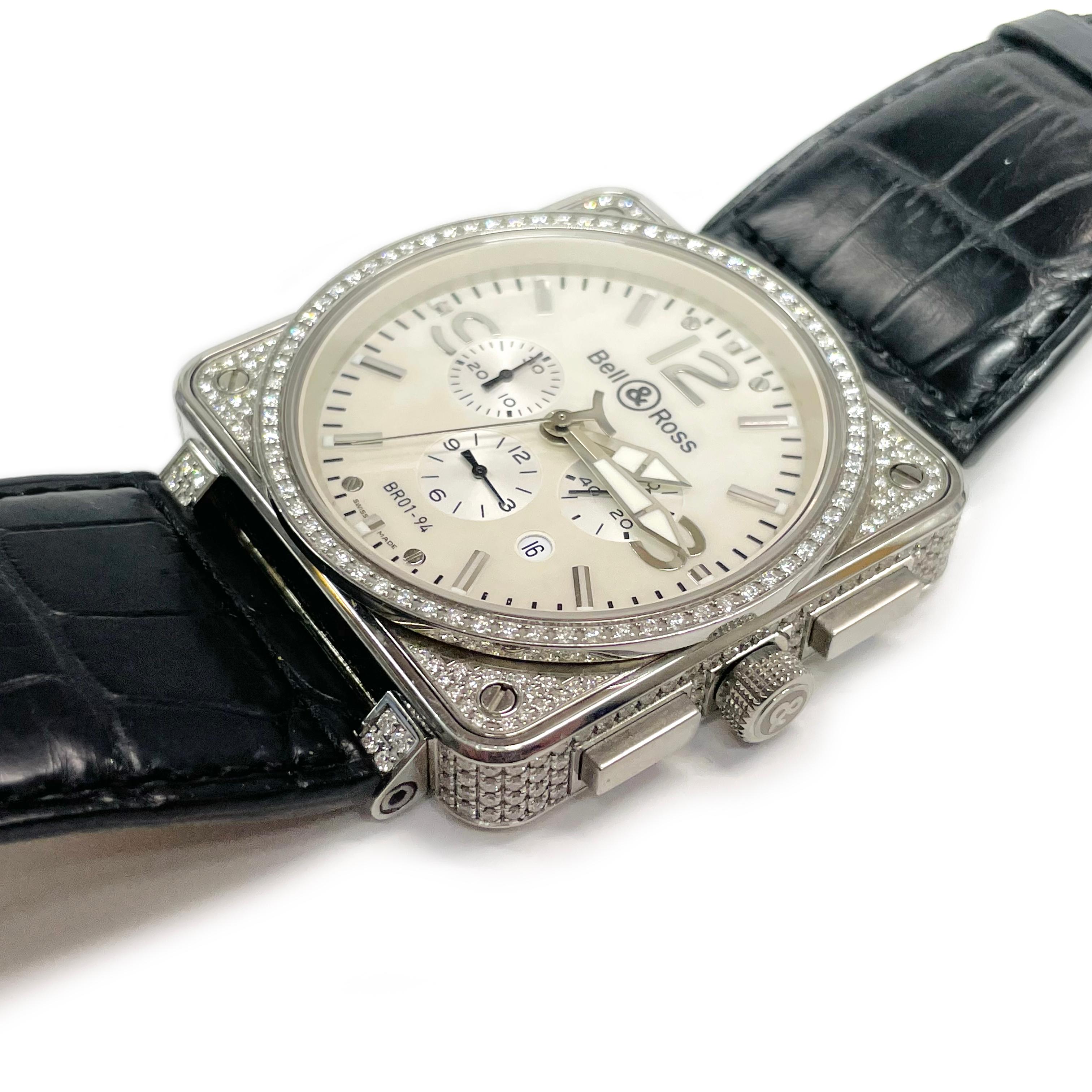 Bell & Ross Diamond Automatikwerk Armbanduhr. Die übergroße Uhr verfügt über ein Perlmuttzifferblatt, ein Gehäuse mit Diamantlünette sowie Stunden-, Minuten- und Sekundenzeiger. Auf der Rückseite des Gehäuses steht Chronograph Edelstahl